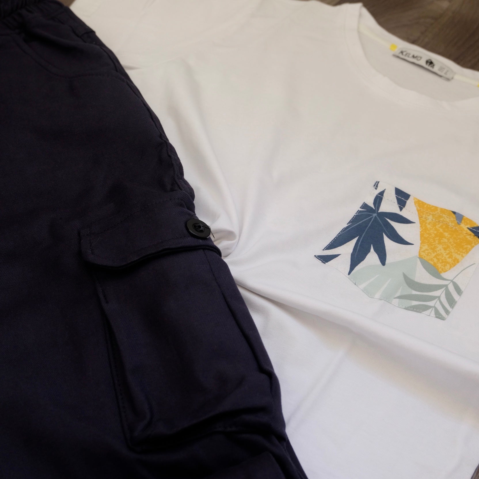 Ensemble T-shirt Blanc Hawaï et Cargo Bleu Marine