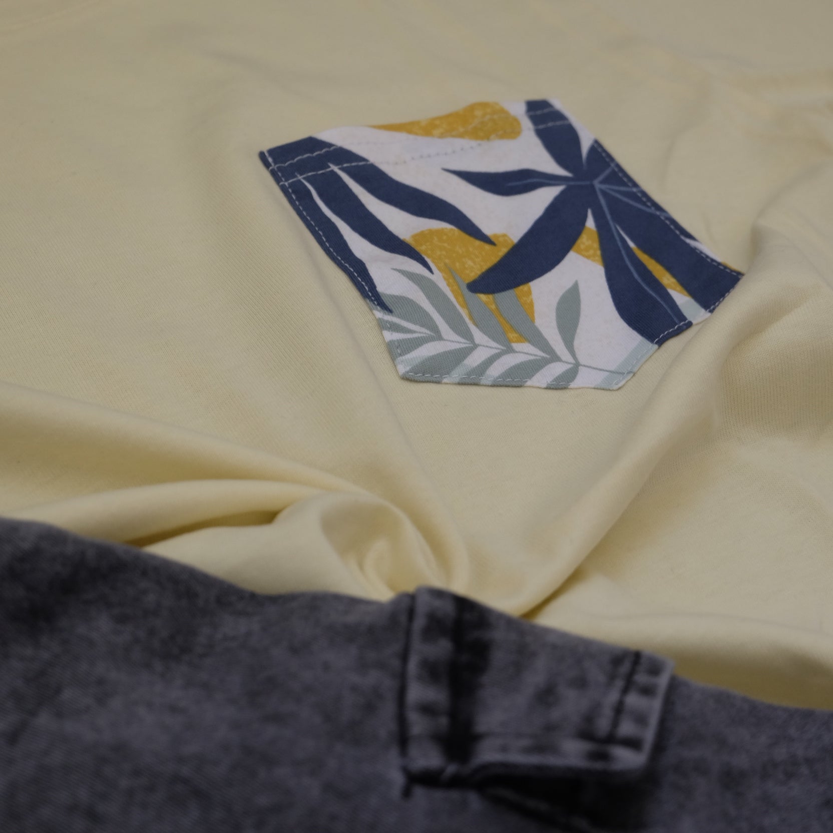 Ensemble T-shirt Jaune Hawaï et Jean Gris Délavé