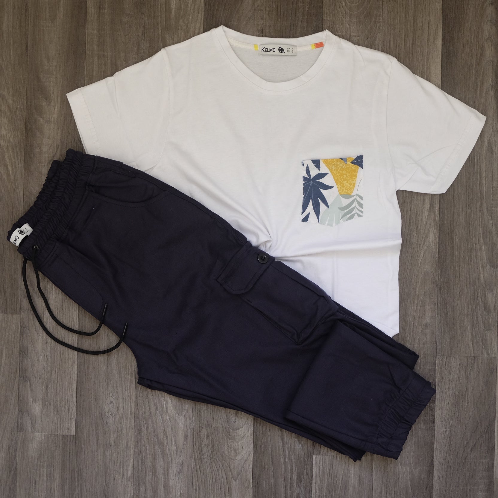 Ensemble T-shirt Blanc Hawaï et Cargo Bleu Marine