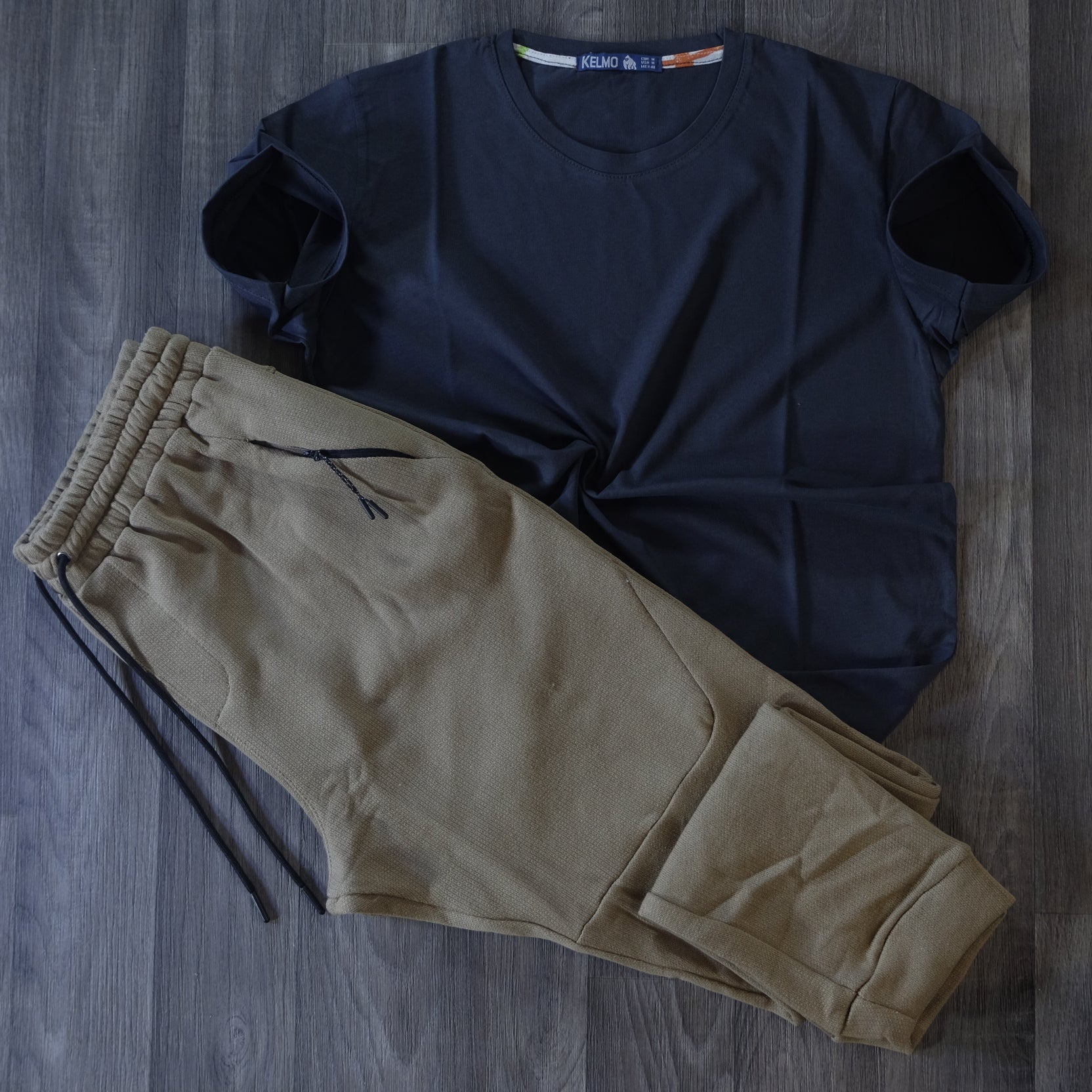 Ensemble T-shirt Bleu Marine et Jogging Beige Foncé