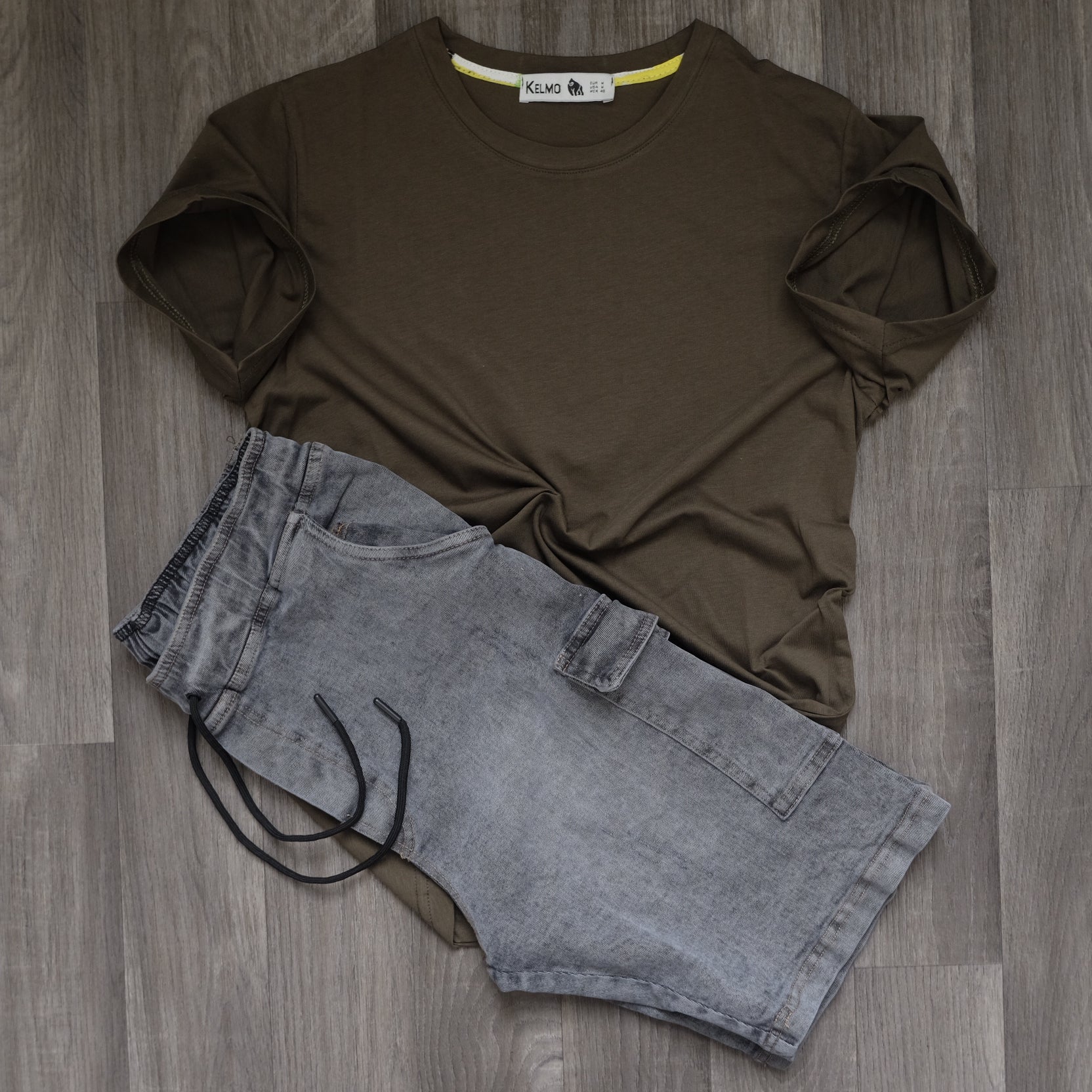 Ensemble T-shirt Kaki et Short Jean Cargo Gris Délavé