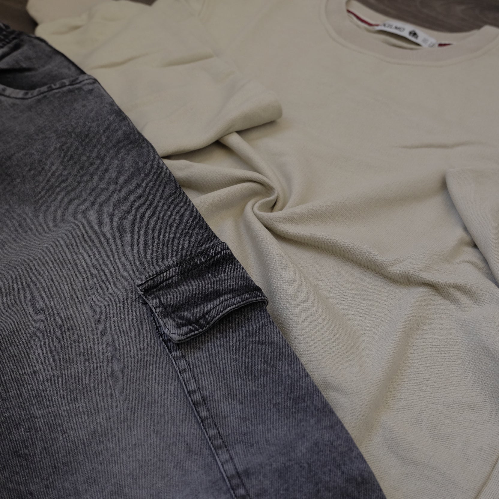 Ensemble Cargo Jeans Délavé Gris Straight + Sweat Beige