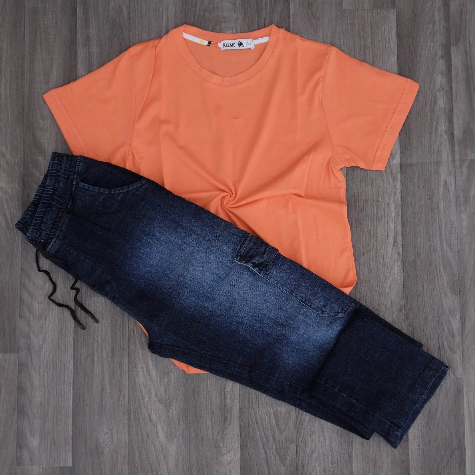 Ensemble T-shirt Orange Vif et Jean Cargo Délavé Bleu Straight