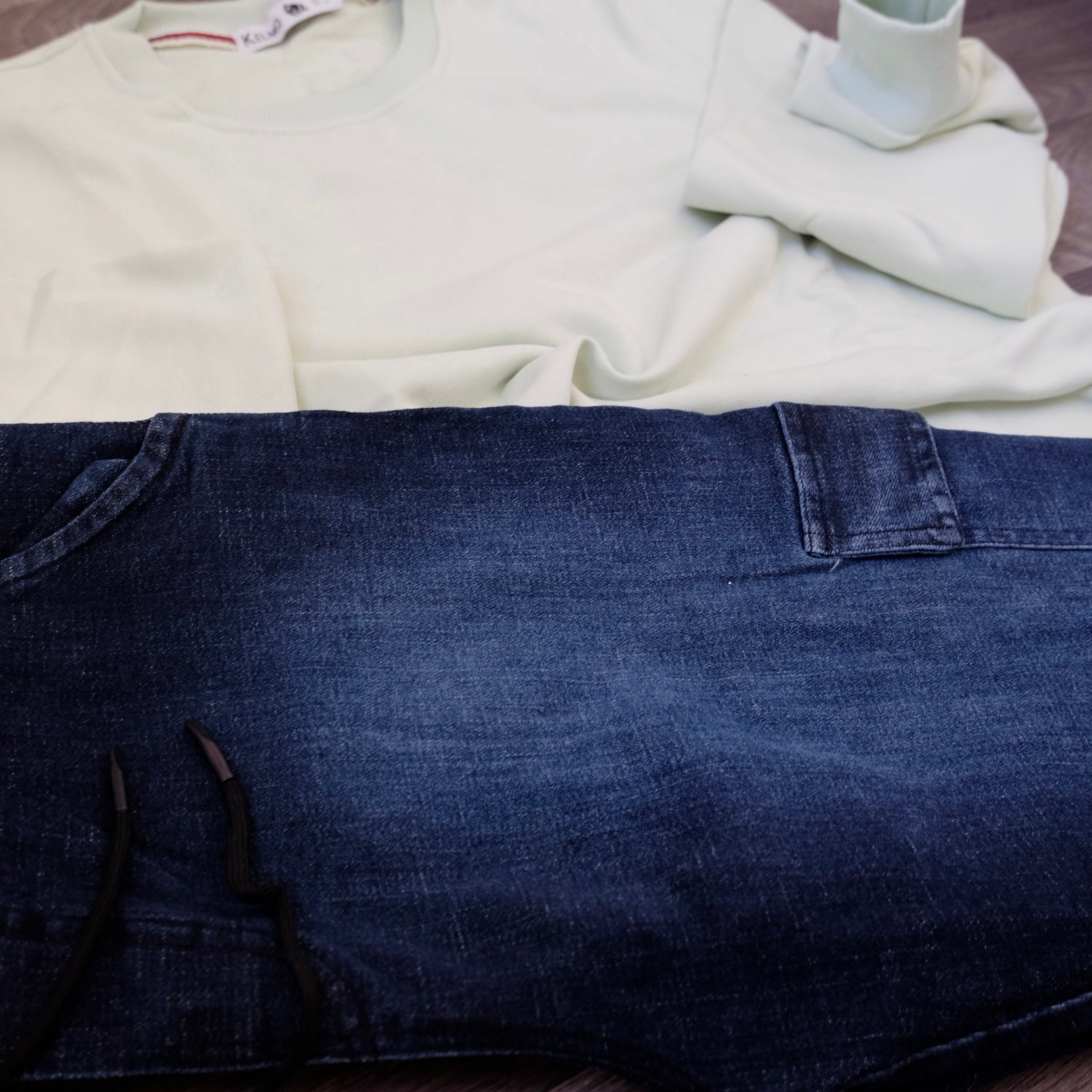 Ensemble Cargo Jeans Délavé Bleu Straight + Sweat Beige