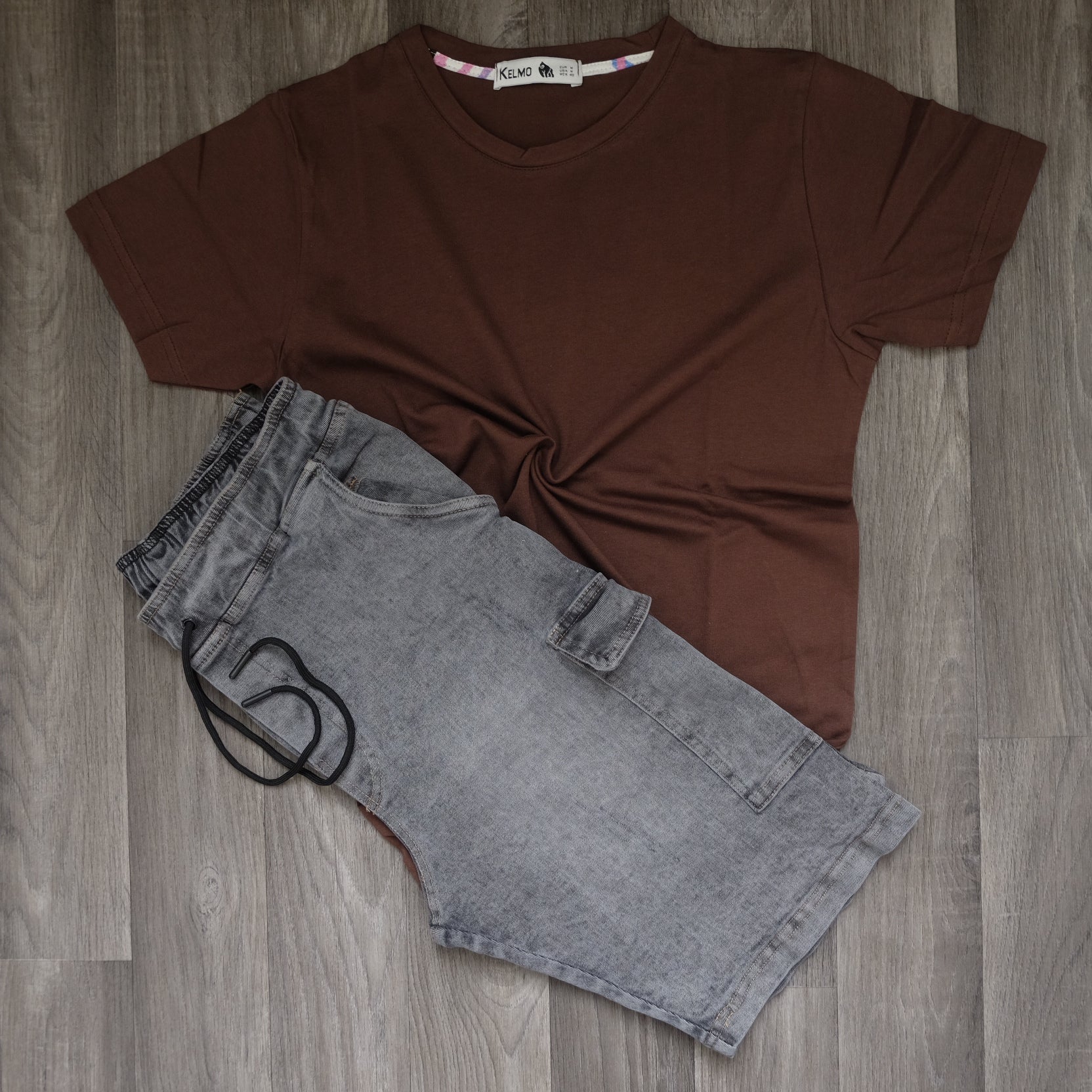 Ensemble T-shirt Marron et Short Jean Cargo Gris Délavé
