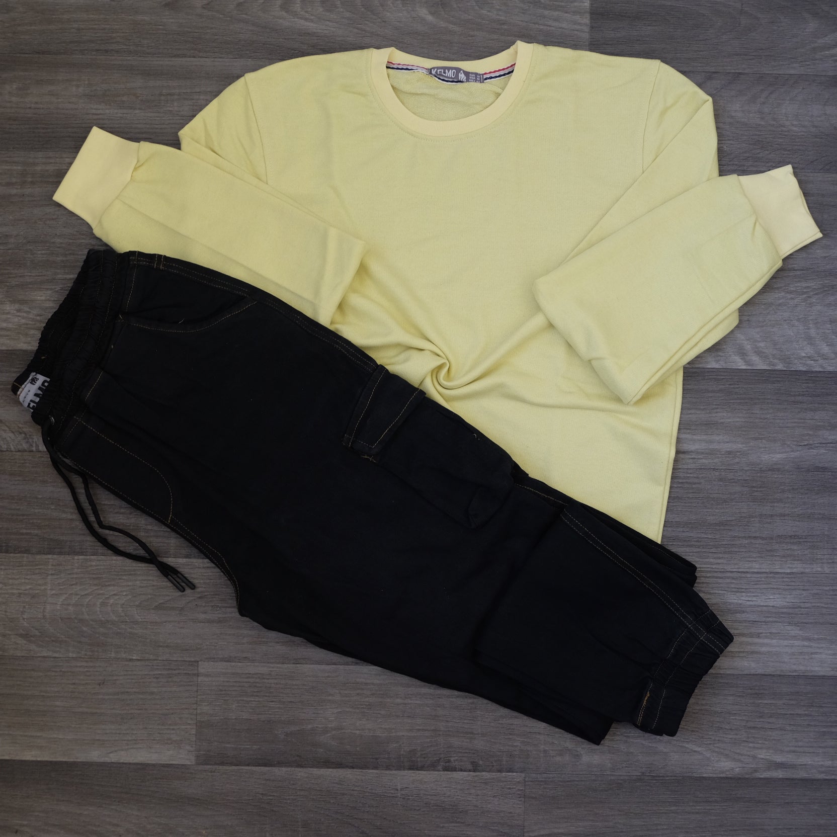 Ensemble Cargo Noir + Sweat Jaune Poussin