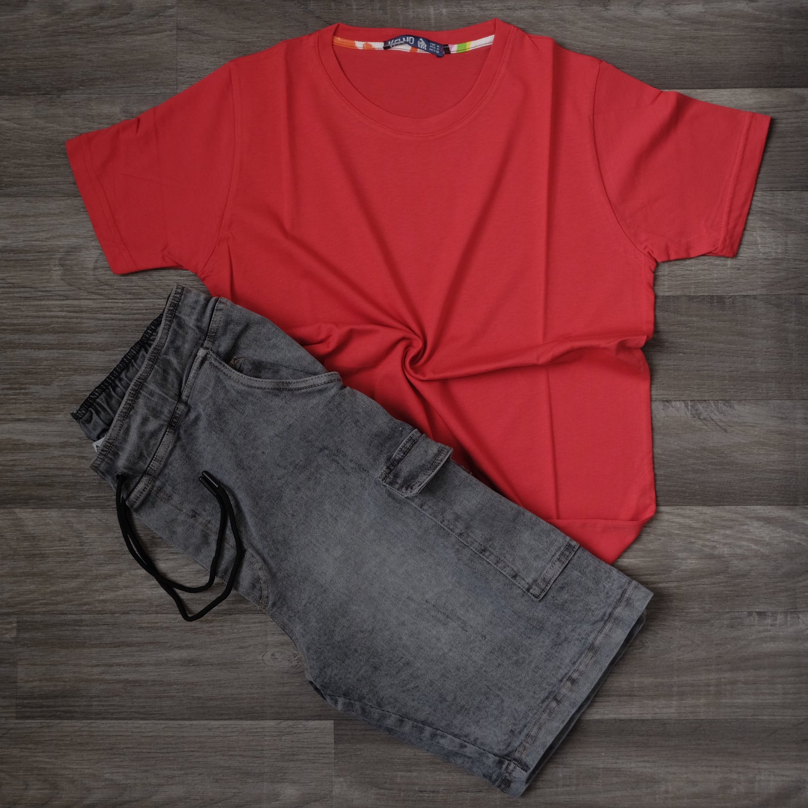 Ensemble T-shirt Rouge et Short Jean Cargo Gris Foncé Délavé