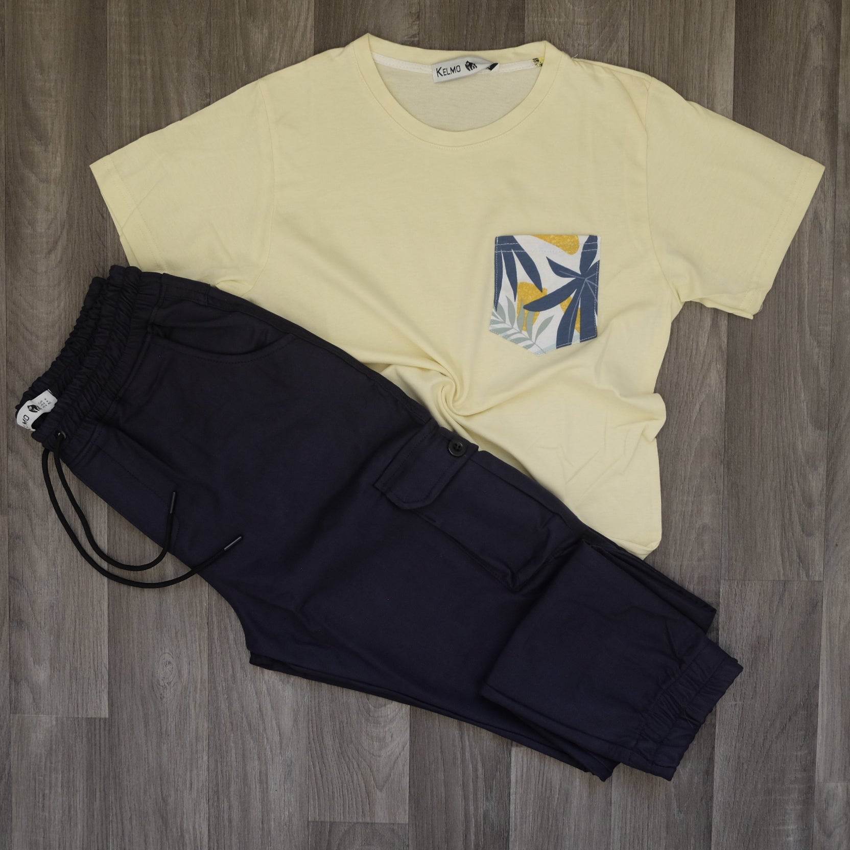 Ensemble T-shirt Jaune Hawaï et Cargo Bleu Marine