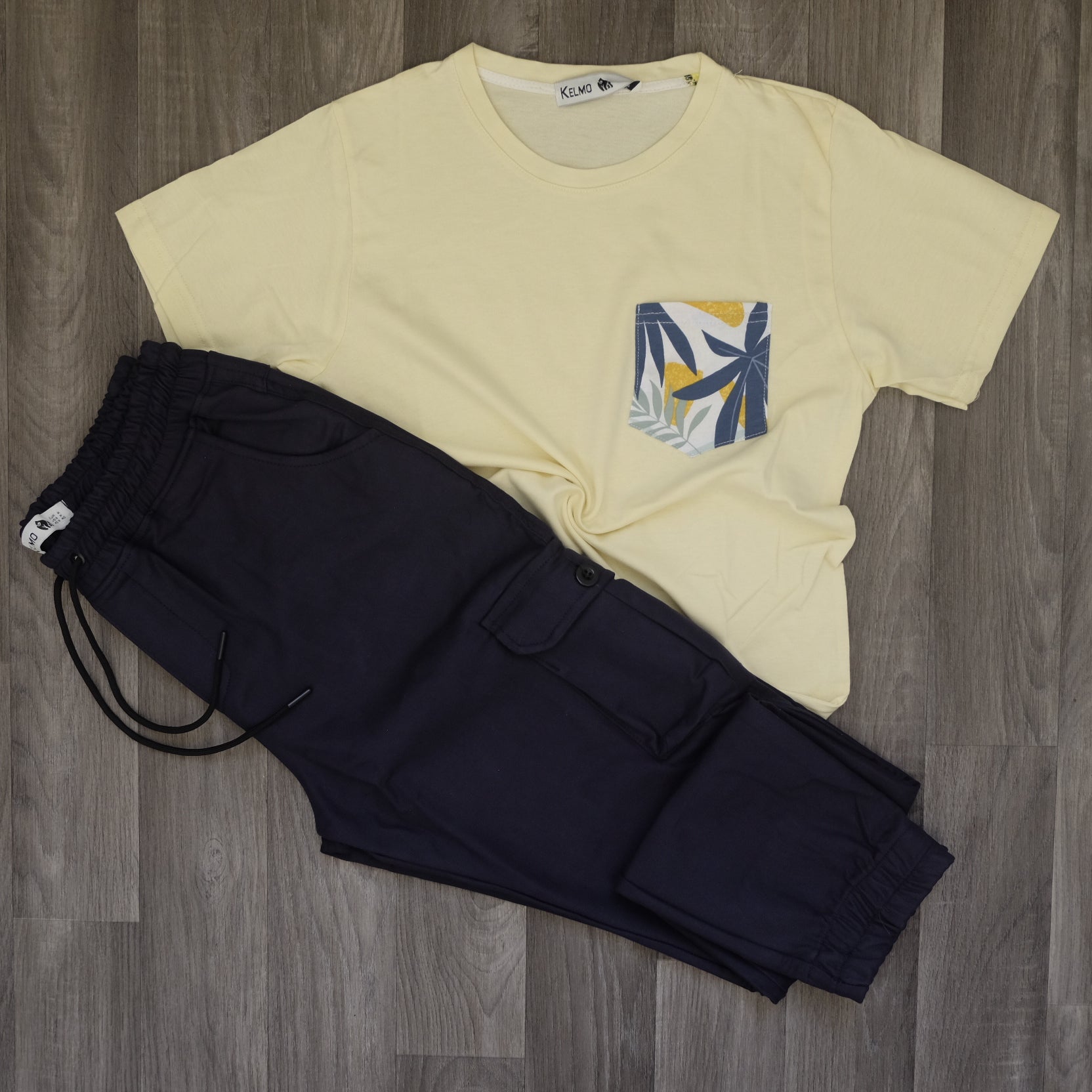 Ensemble T-shirt Jaune Hawaï et Cargo Bleu Marine
