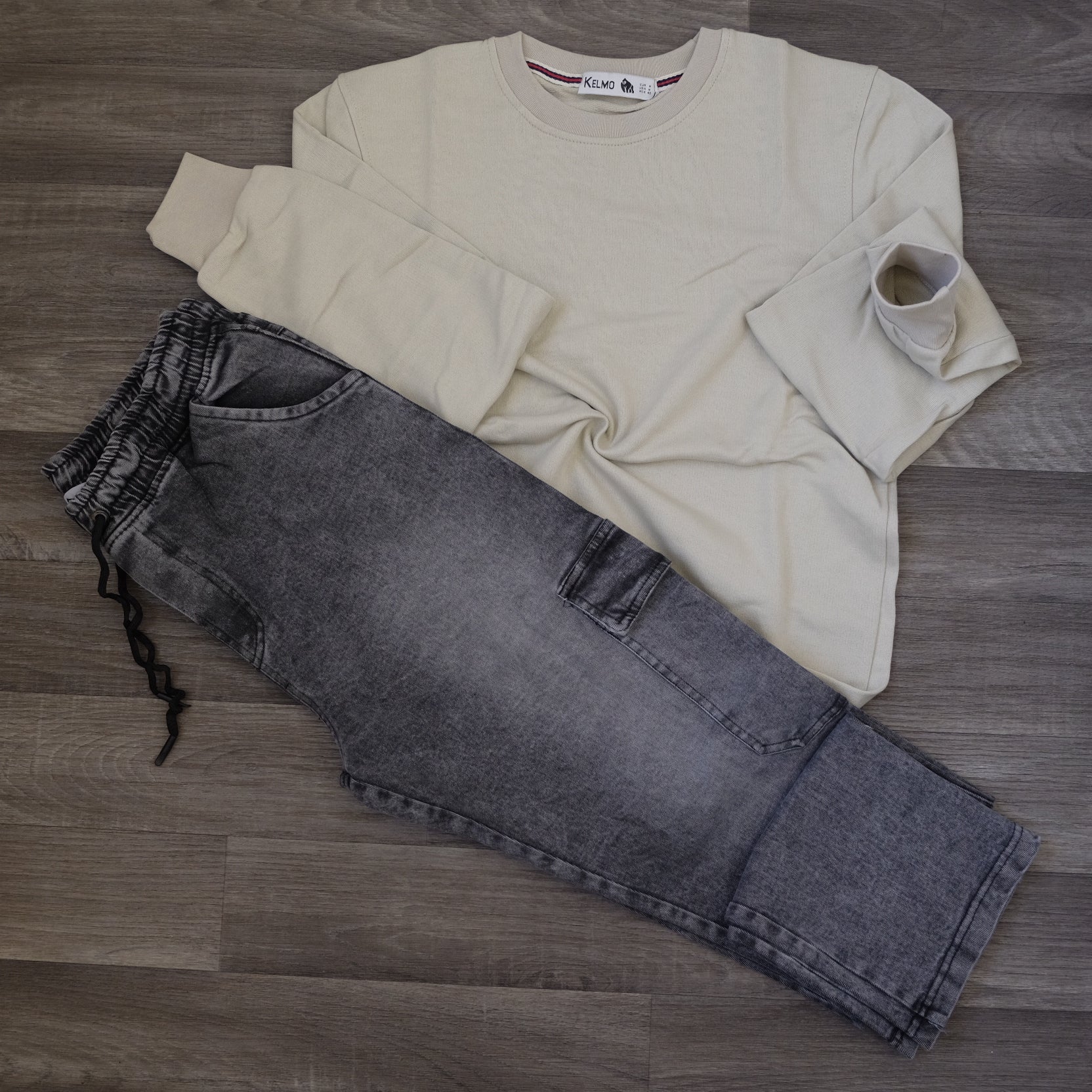 Ensemble Cargo Jeans Délavé Gris Straight + Sweat Beige