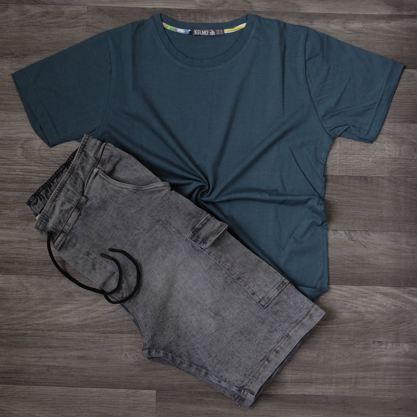 Ensemble T-shirt Bleu Pétrole et Short Jean Cargo Gris Foncé Délavé