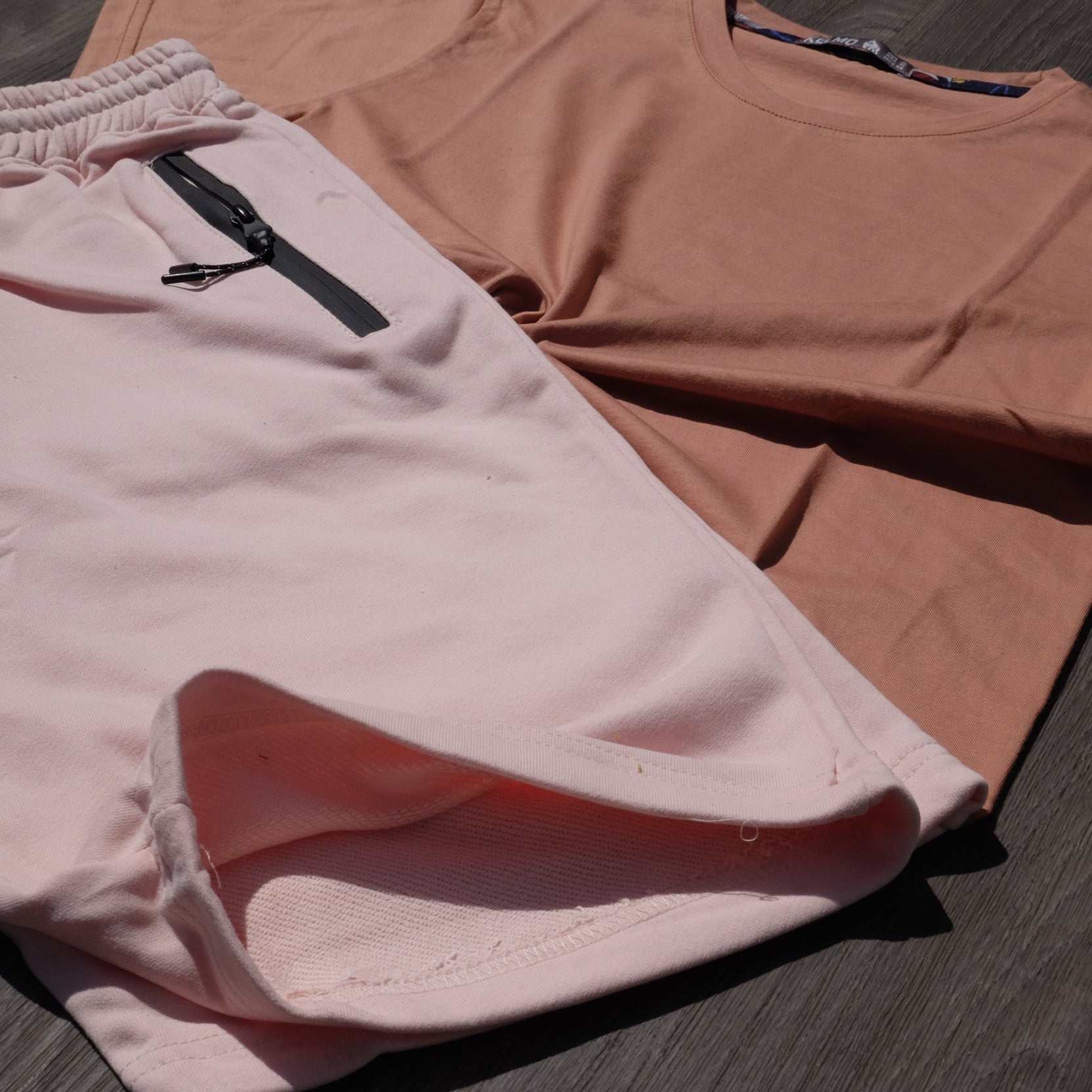 Ensemble T-Shirt Saumon Foncé et Short Rose