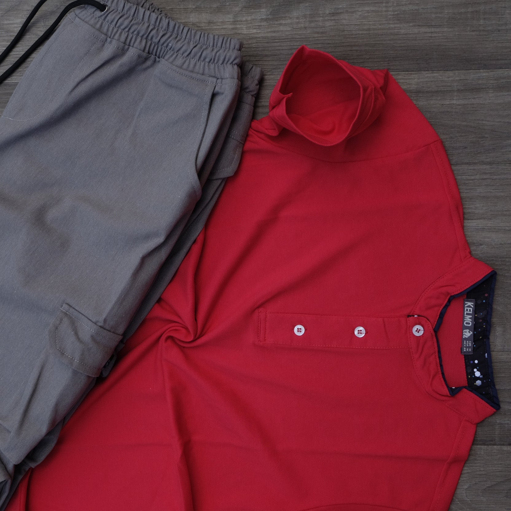 Ensemble Polo Rouge et Cargo Gris
