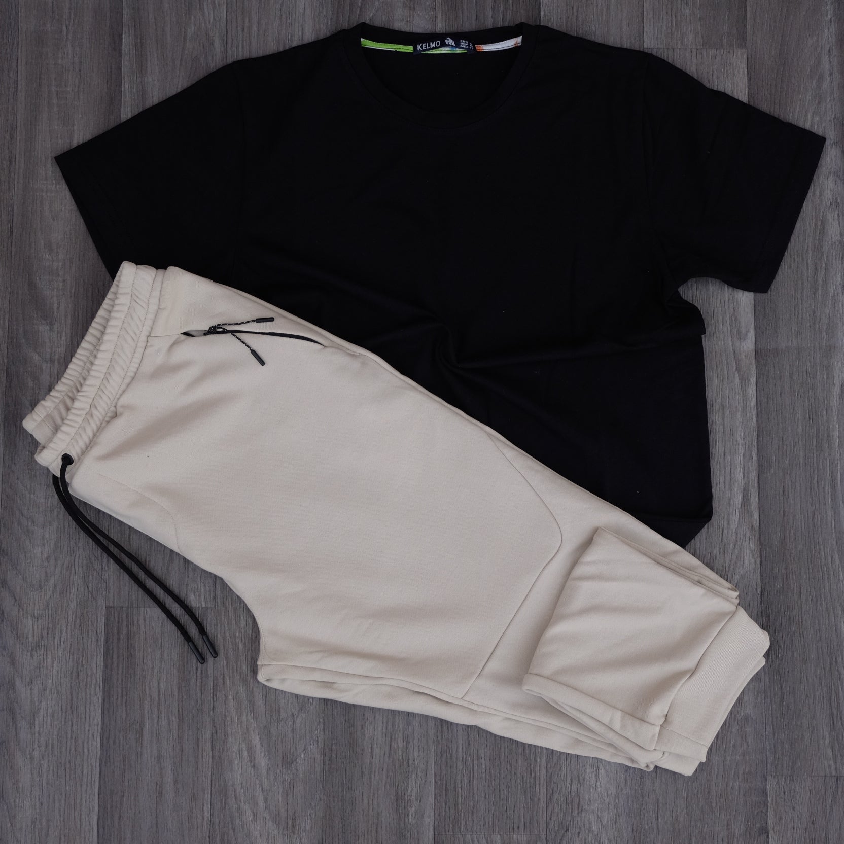 Ensemble T-shirt Noir et Jogging Beige