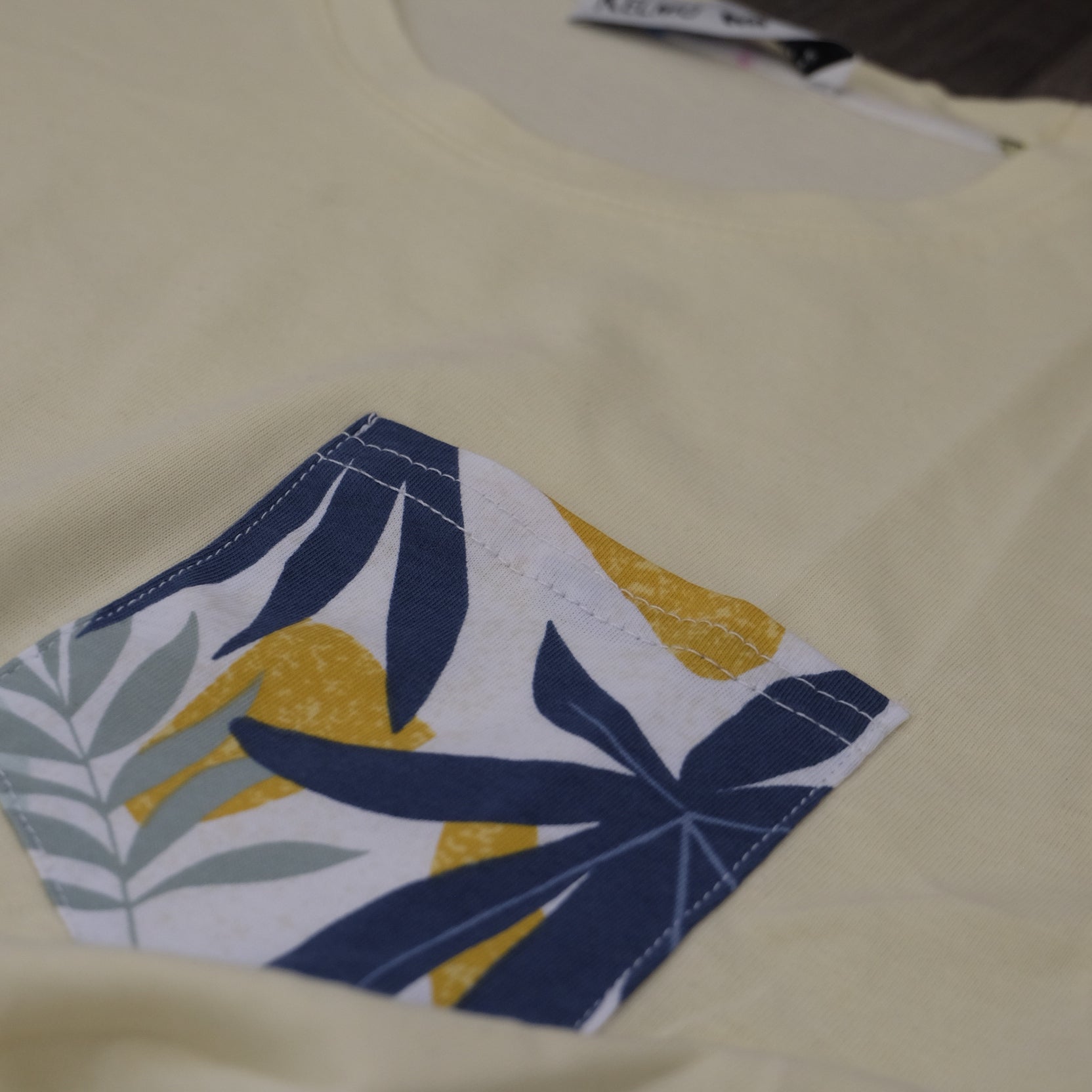 Ensemble T-shirt Jaune Hawaï et Jean Gris Délavé