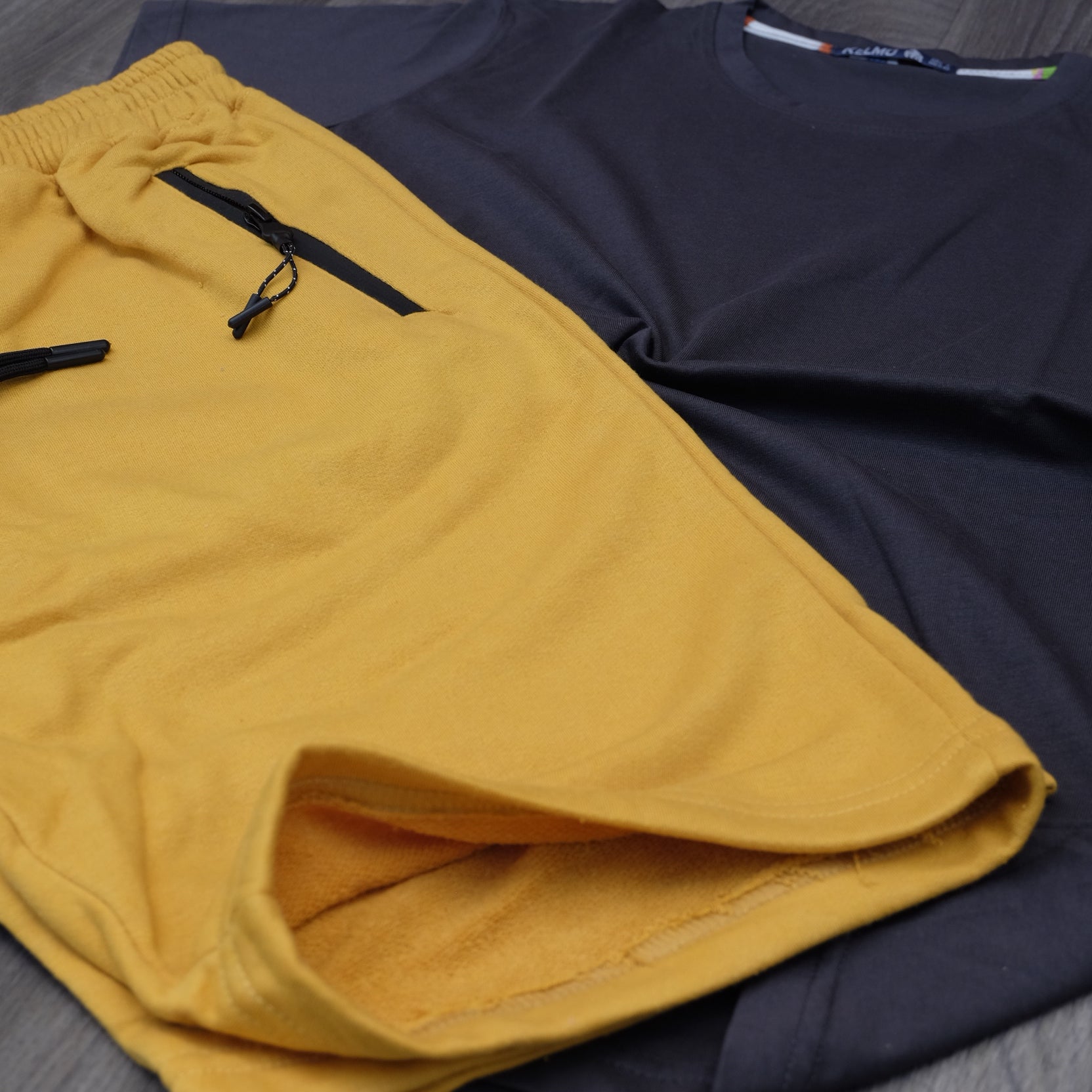 Ensemble T-Shirt Gris Foncé et Short Jaune
