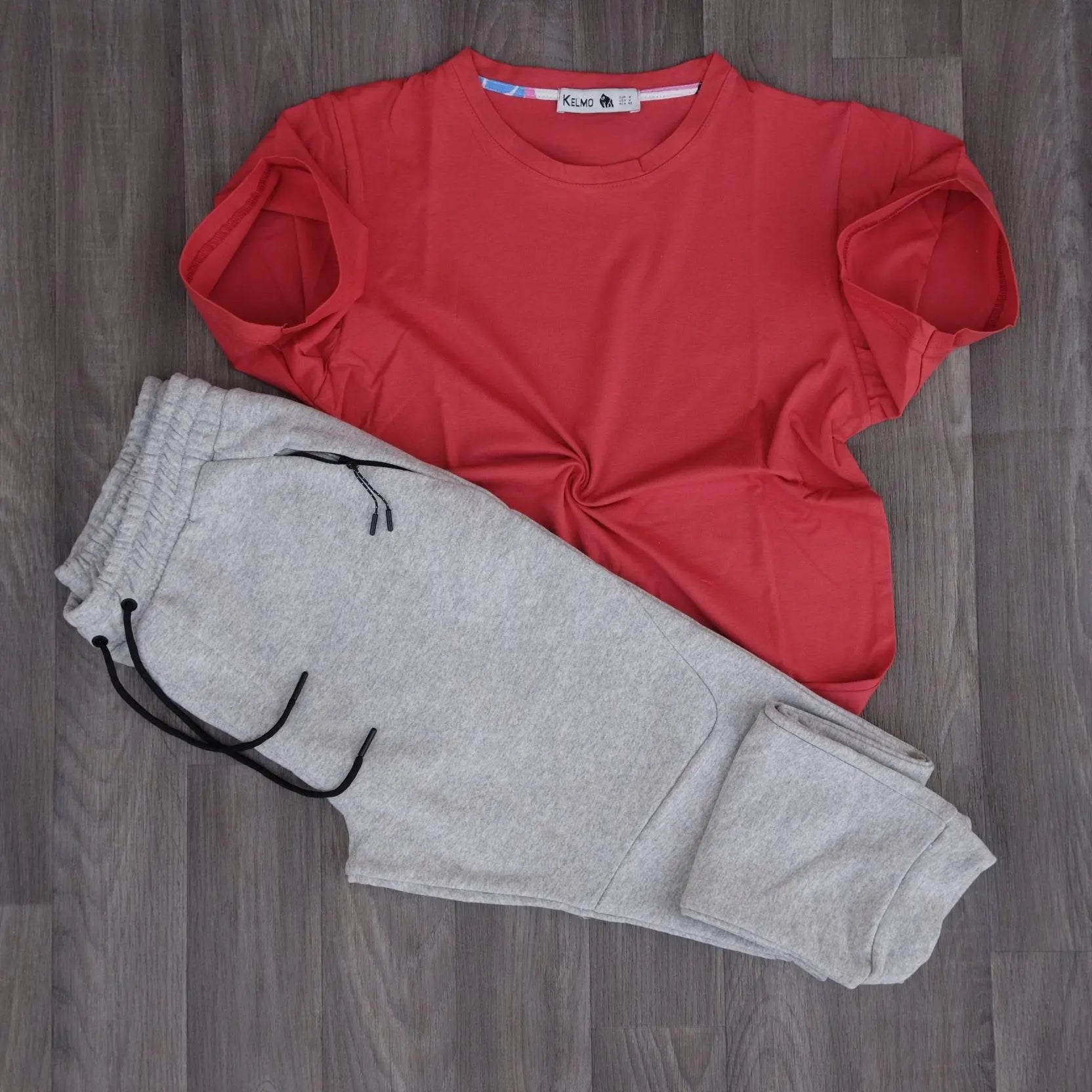 Ensemble T-shirt Rouge et Jogging Gris Chiné
