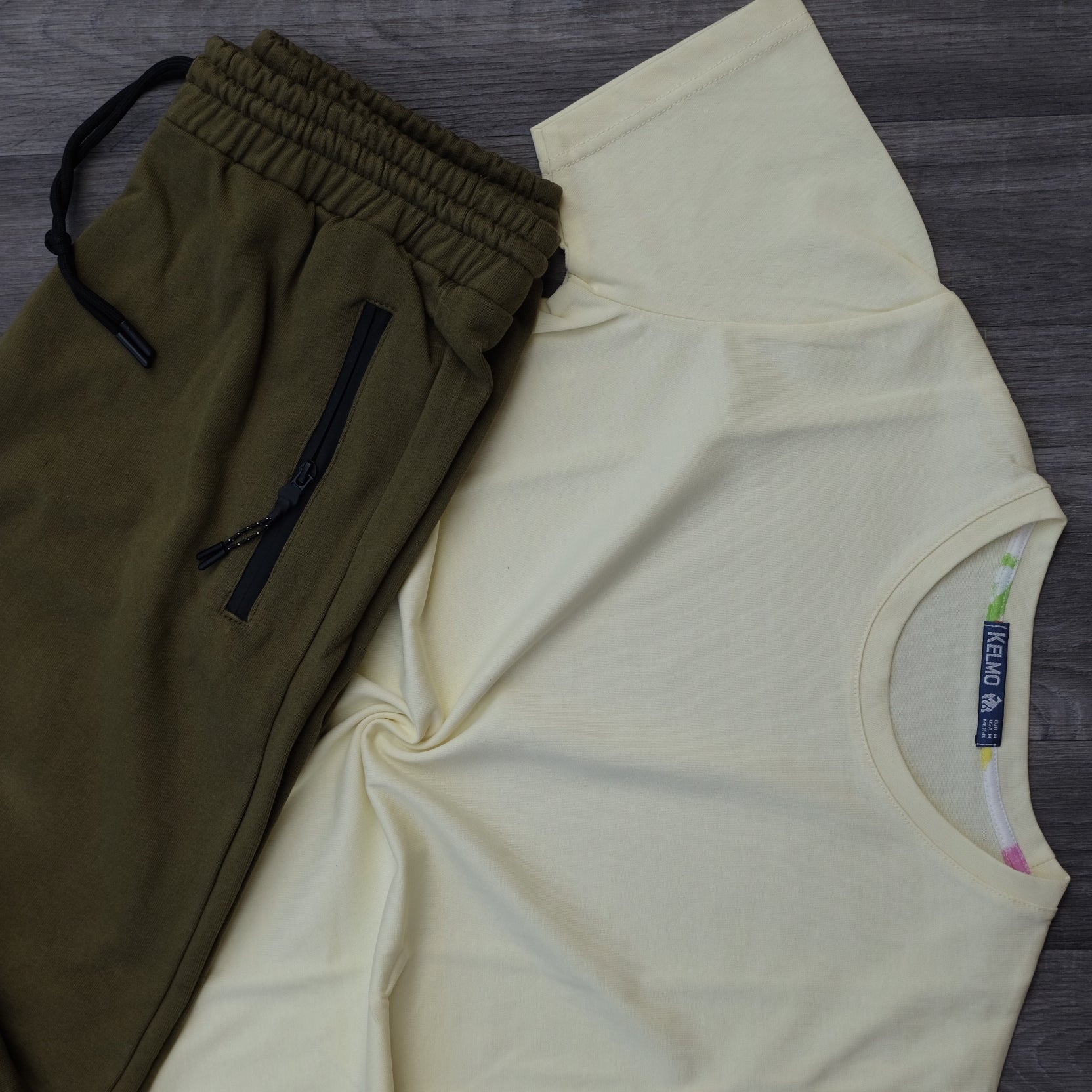 Ensemble T-Shirt Jaune et Short Kaki