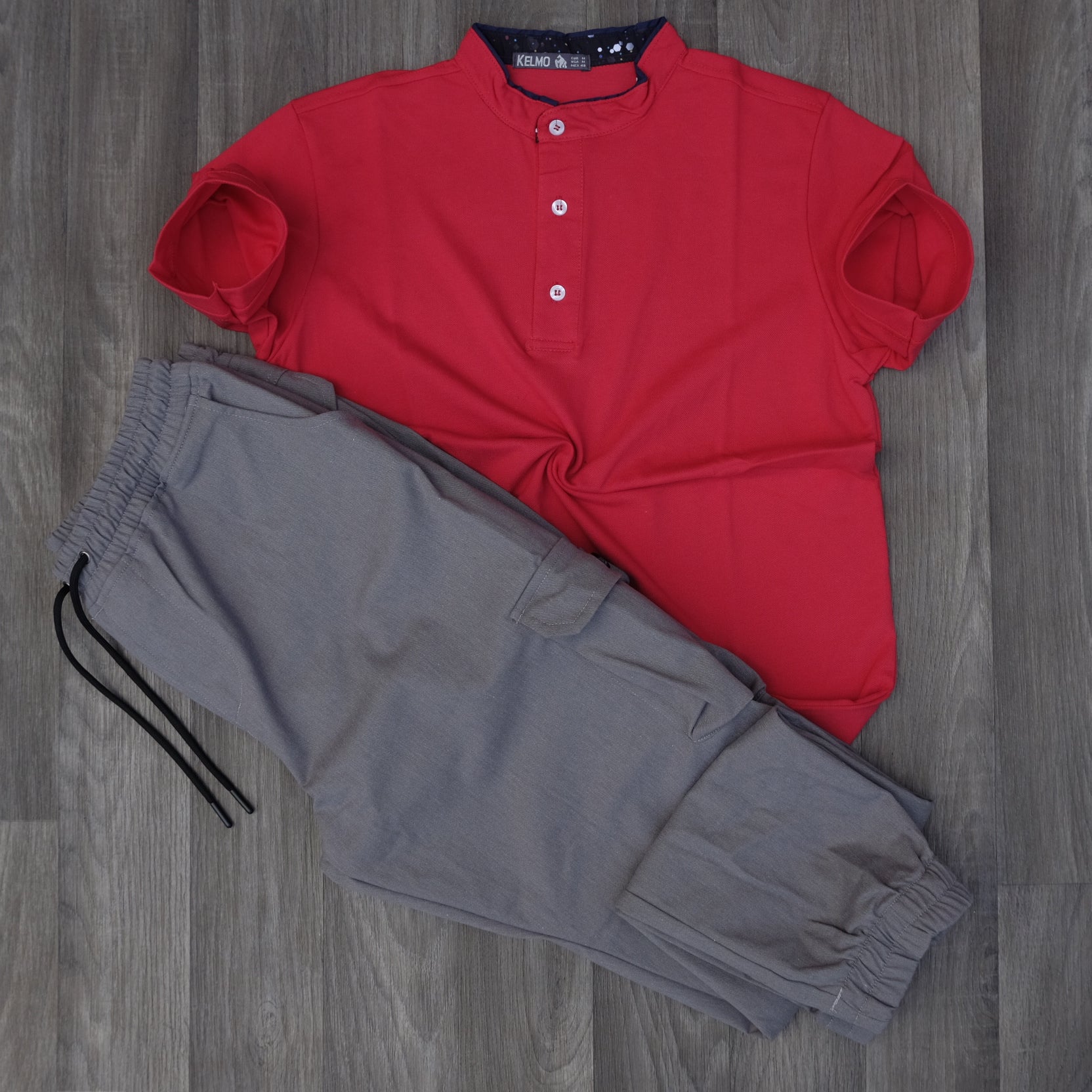 Ensemble Polo Rouge et Cargo Gris