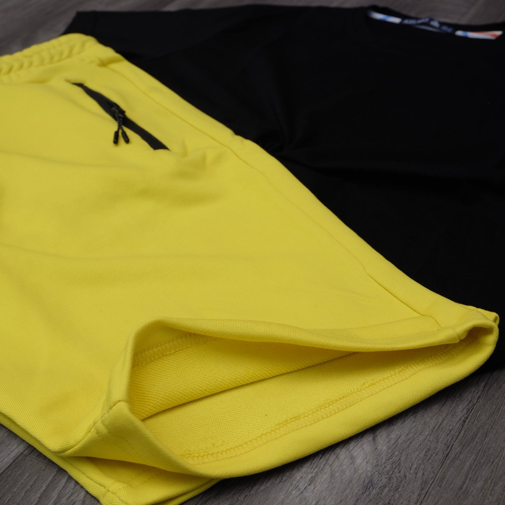 Ensemble T-Shirt Noir et Short Jaune
