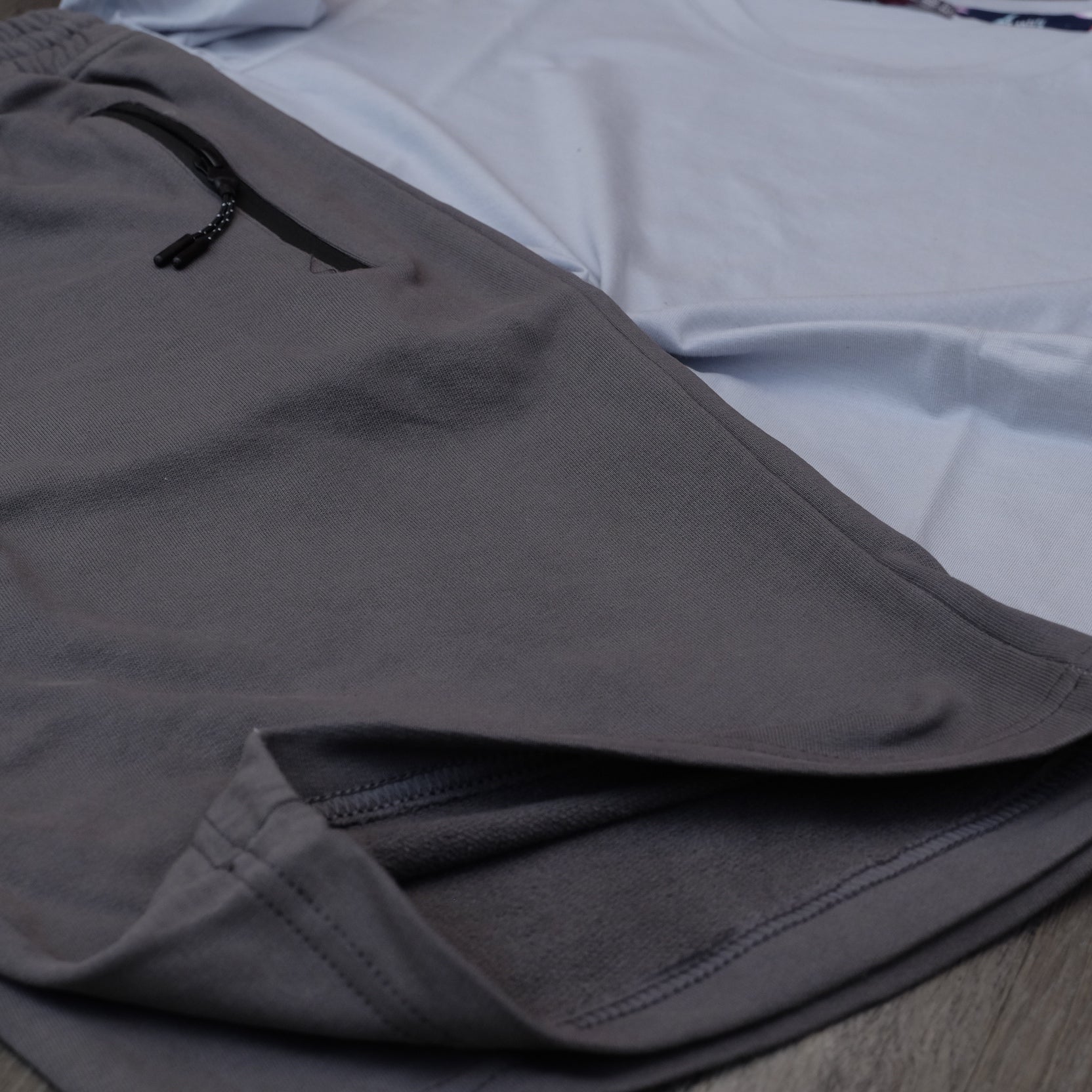 Ensemble T-Shirt Gris Clair et Short Gris Foncé