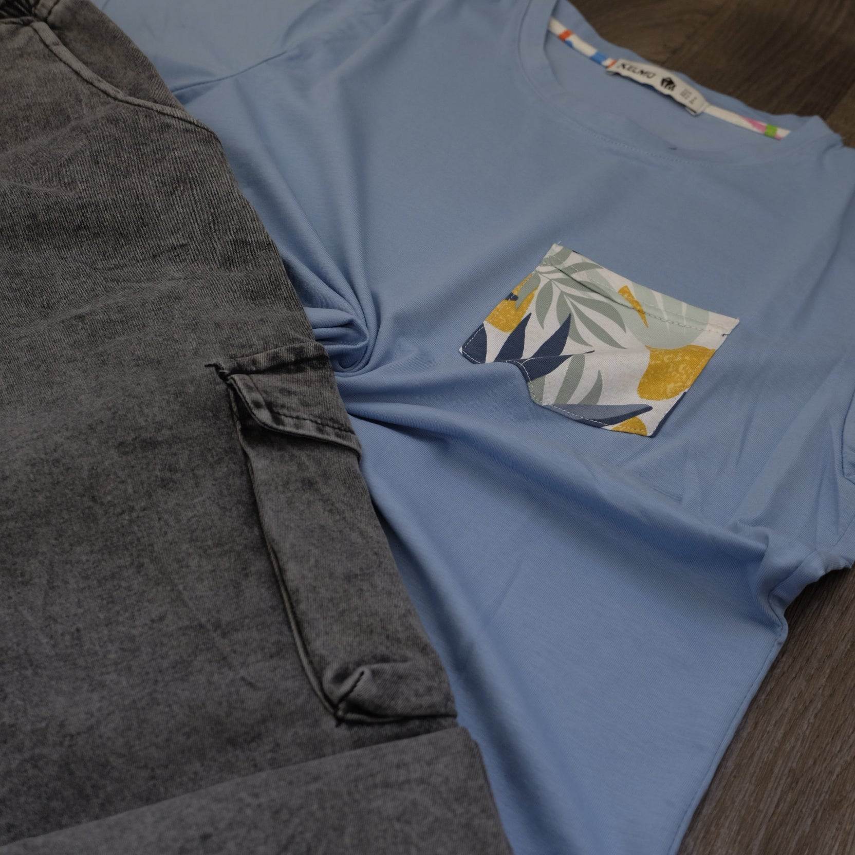 Ensemble T-shirt Bleu Ciel Hawaï et Jean Gris Délavé