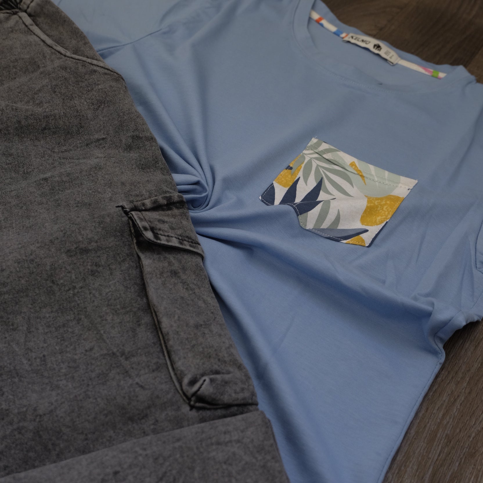 Ensemble T-shirt Bleu Ciel Hawaï et Jean Gris Délavé