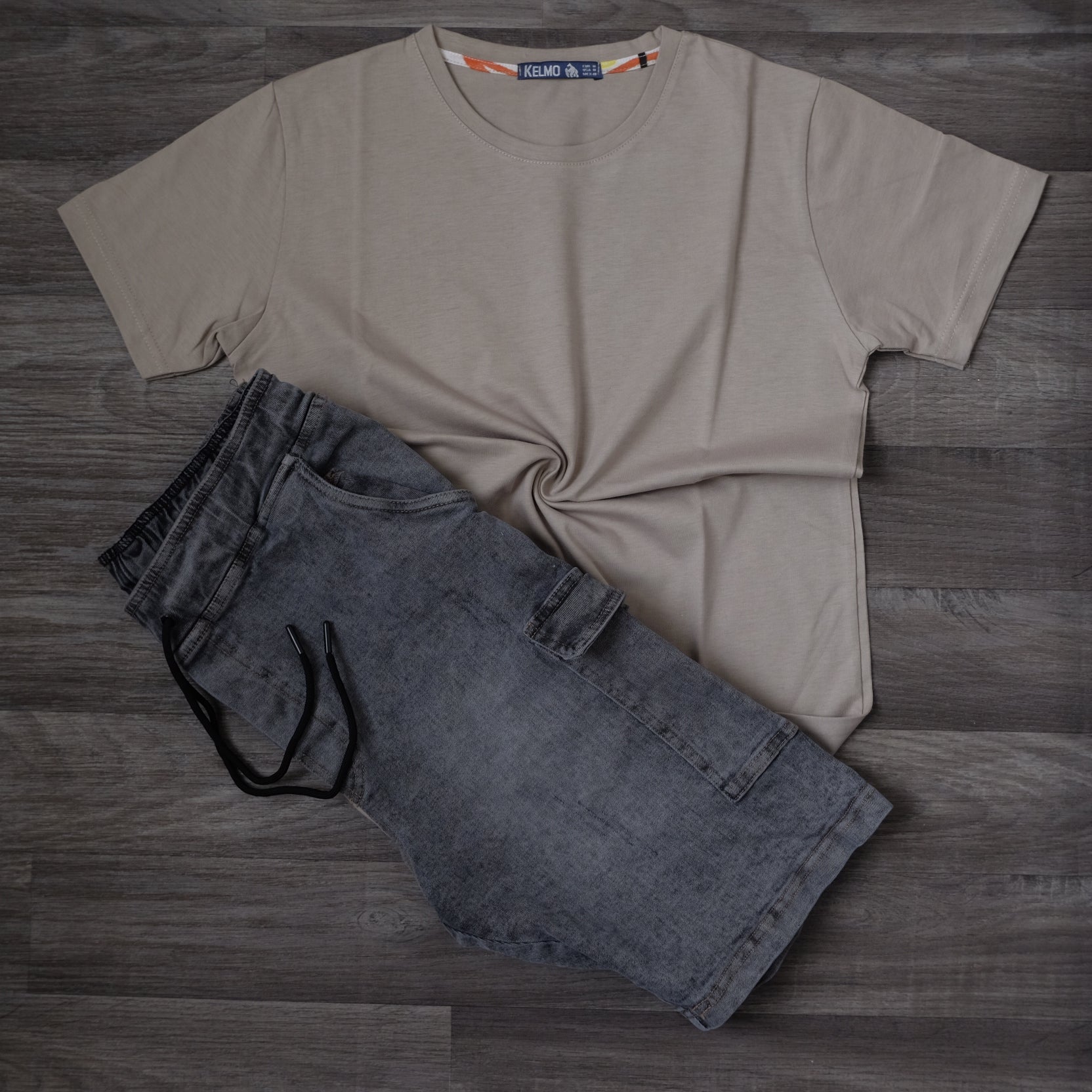 Ensemble T-shirt Beige Rosé et Short Jean Cargo Gris Foncé Délavé