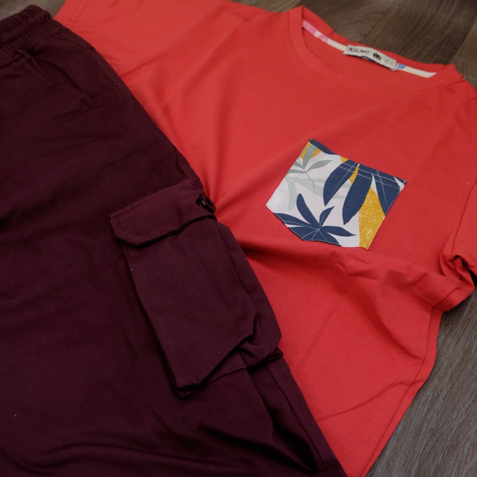 Ensemble T-shirt Rouge Hawaï et Cargo Grenat