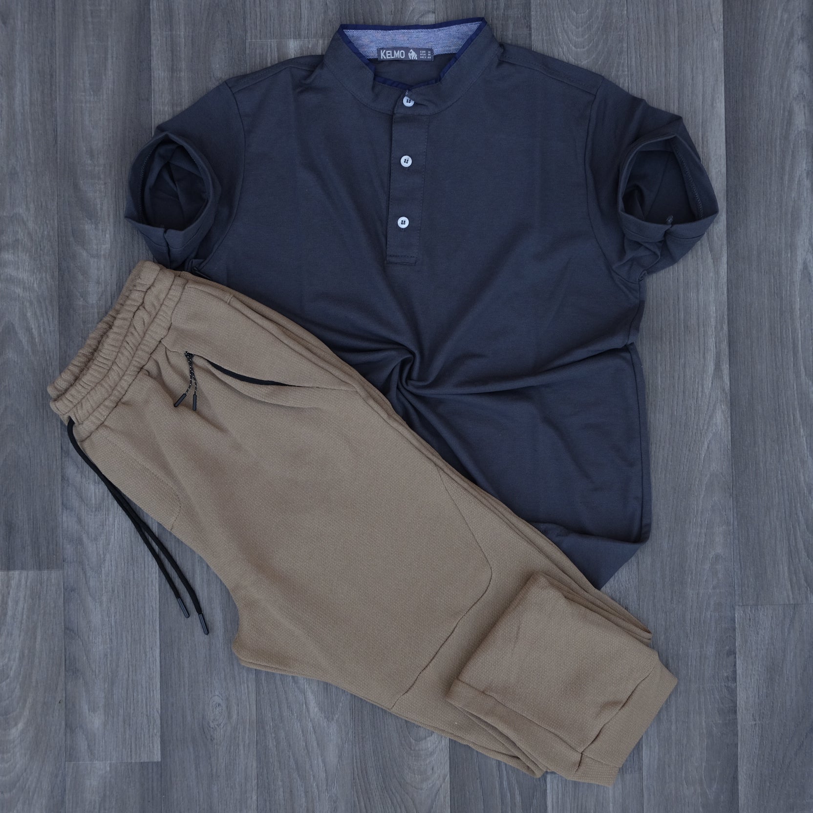 Ensemble Polo Bleu Marine et Jogging Beige Foncé