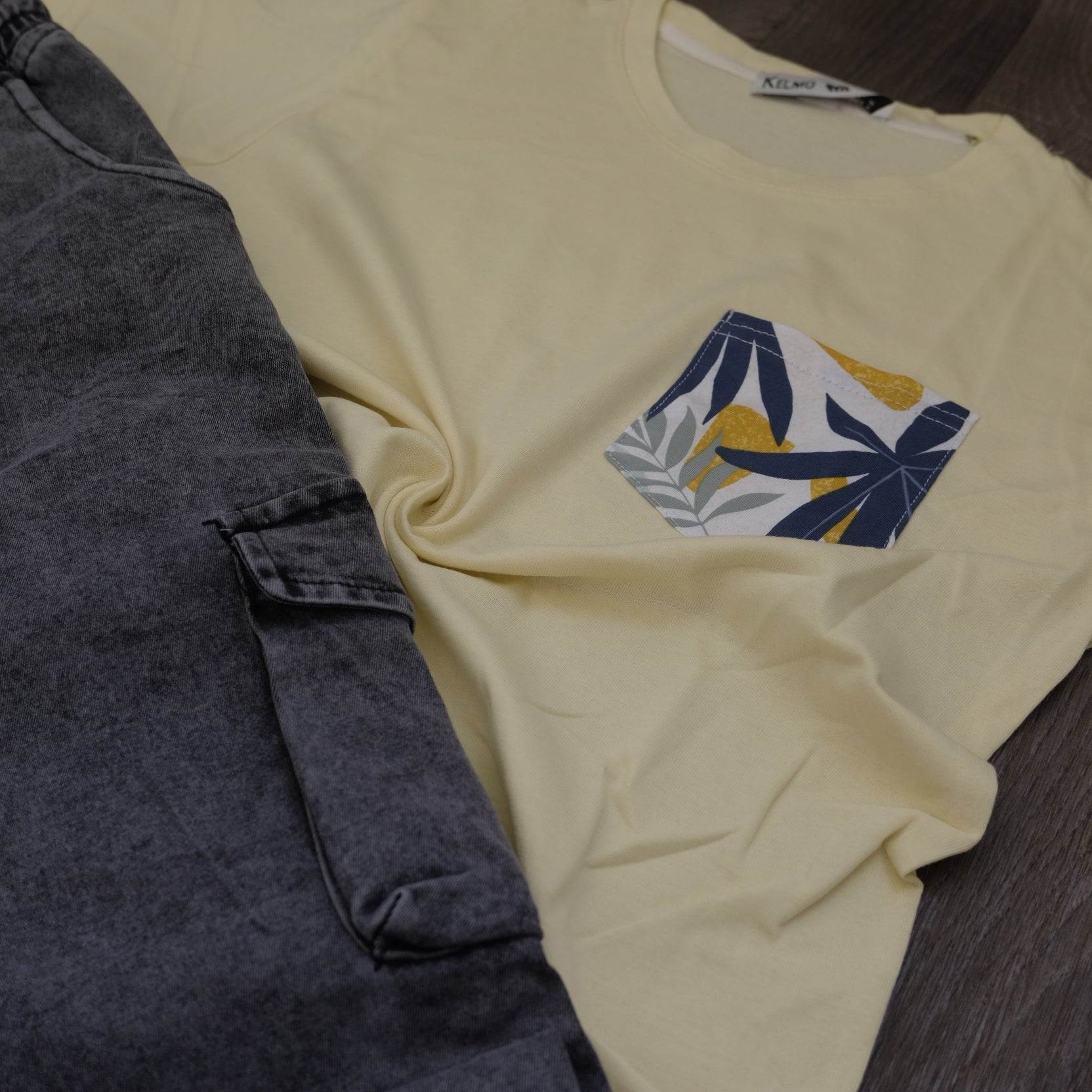 Ensemble T-shirt Jaune Hawaï et Jean Gris Délavé