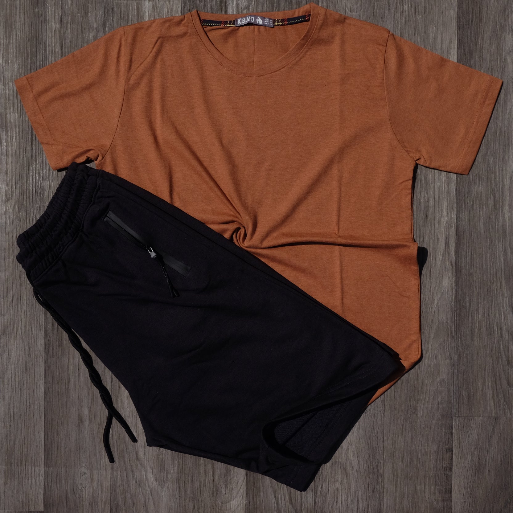 Ensemble T-Shirt Orange Foncé et Short Noir
