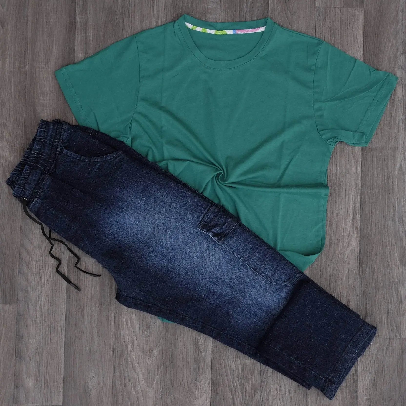 Ensemble T-shirt Vert Émeraude et Jean Délavé Straight