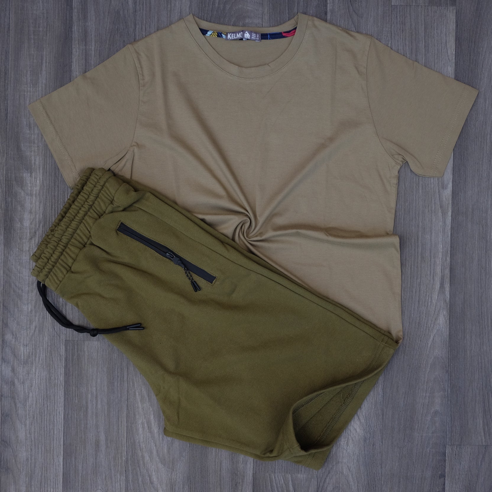 Ensemble T-Shirt Beige Foncé et Short Kaki