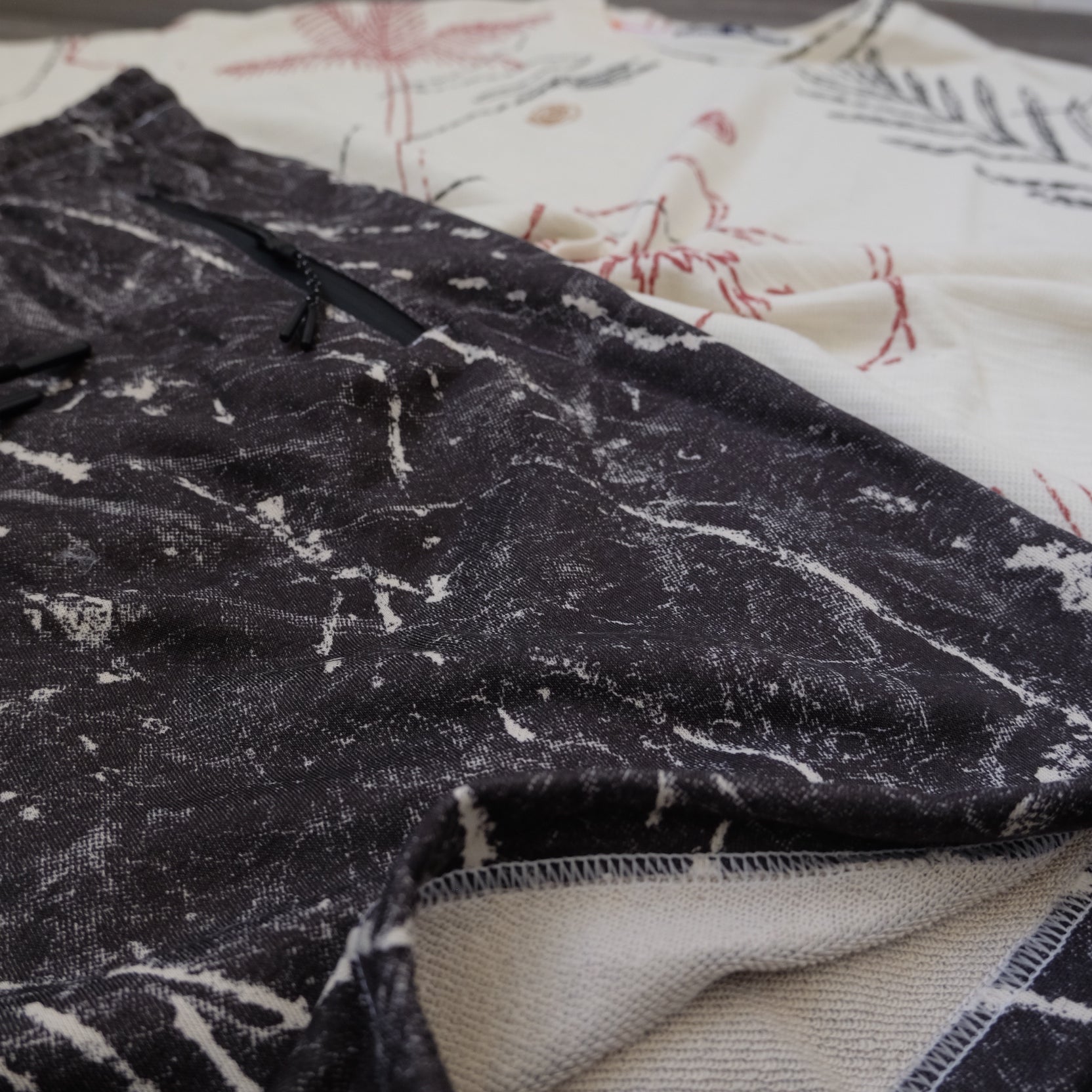 Ensemble T-shirt Oversize Palmier Écru et Short Imprimé Marbre Noir