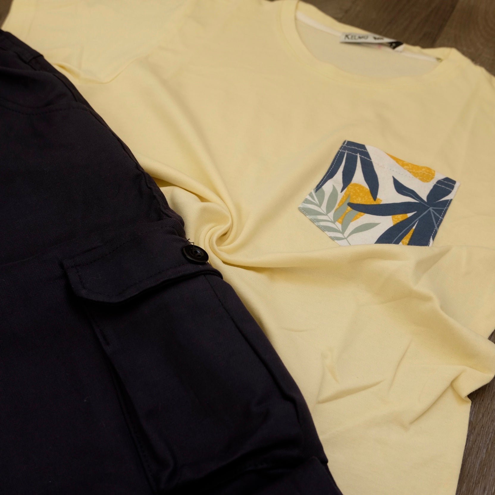 Ensemble T-shirt Jaune Hawaï et Cargo Bleu Marine