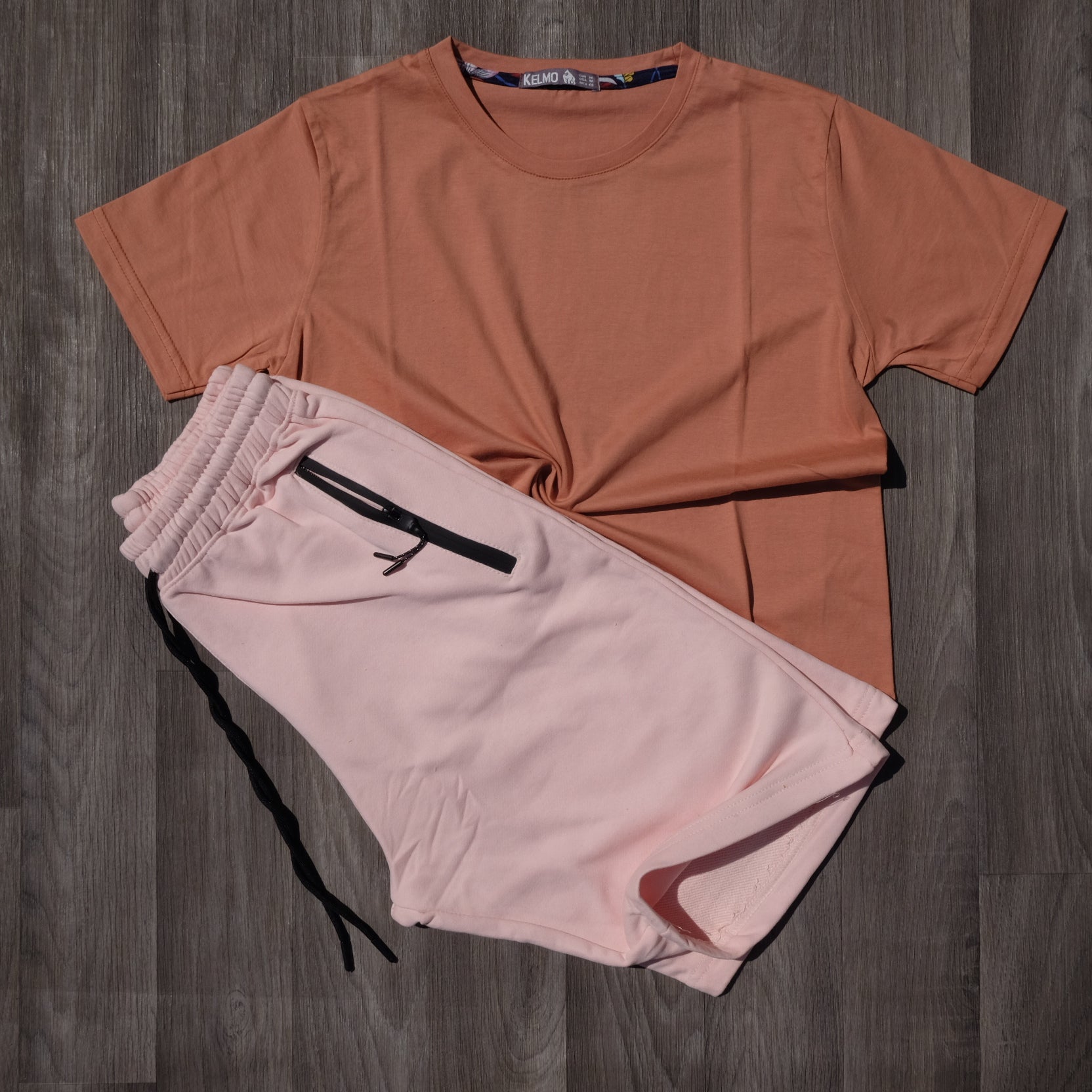 Ensemble T-Shirt Saumon Foncé et Short Rose