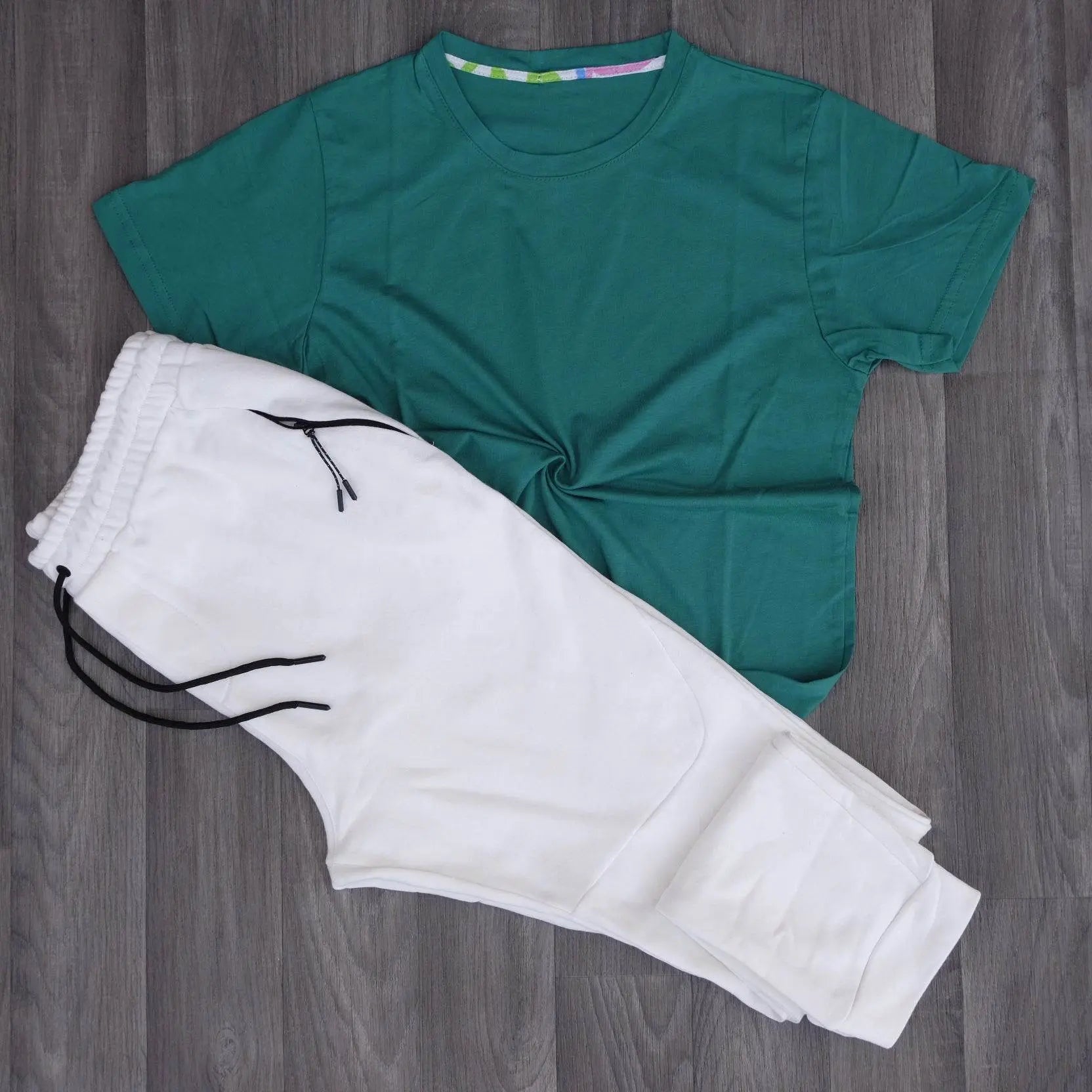 Ensemble T-shirt Vert Émeraude et Jogging Blanc