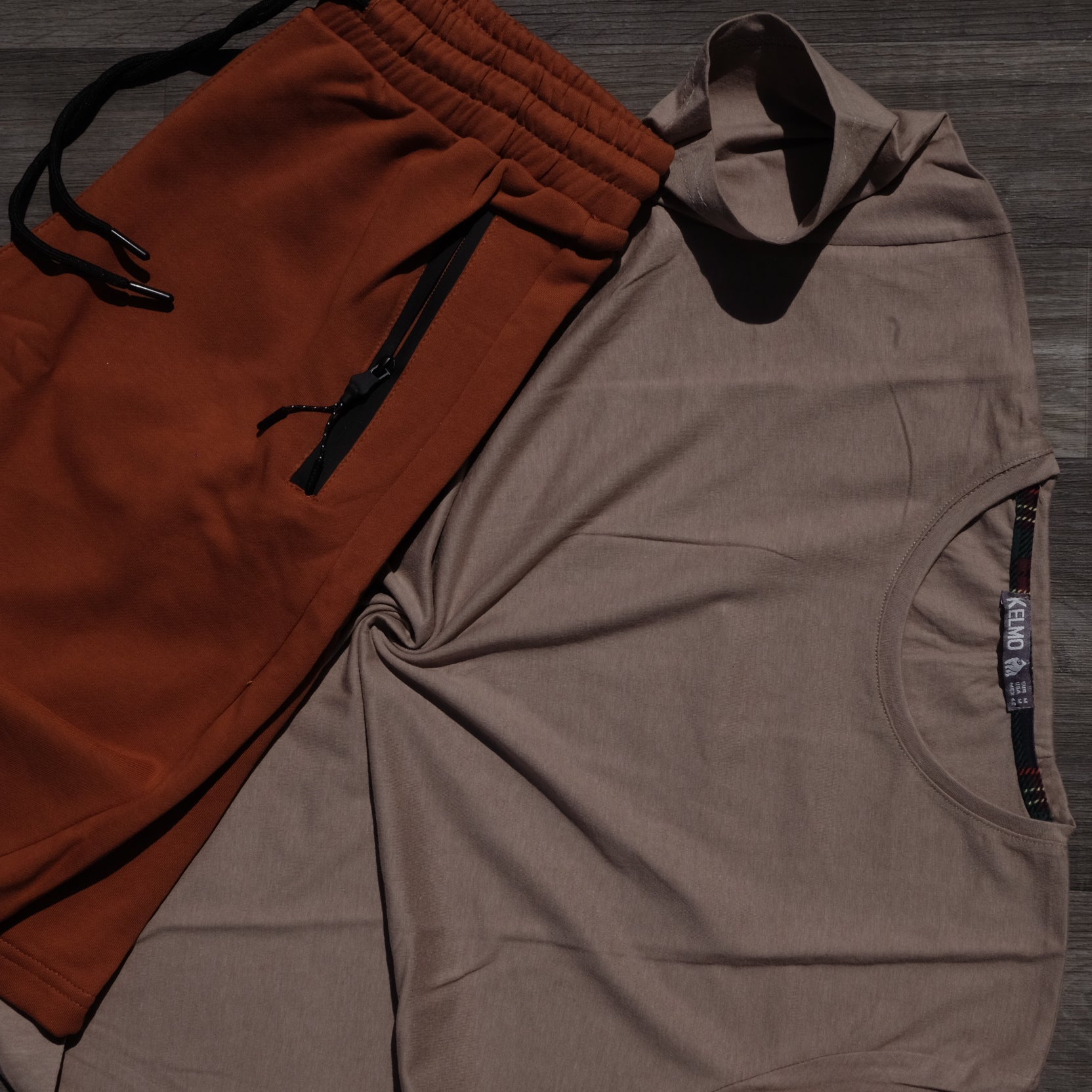 Ensemble T-Shirt Beige Foncé et Short Rouge Brique