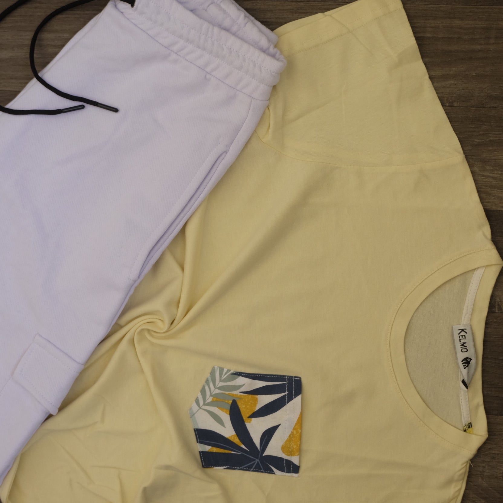 Ensemble T-shirt Jaune Hawaï et Jogging Cargo Blanc
