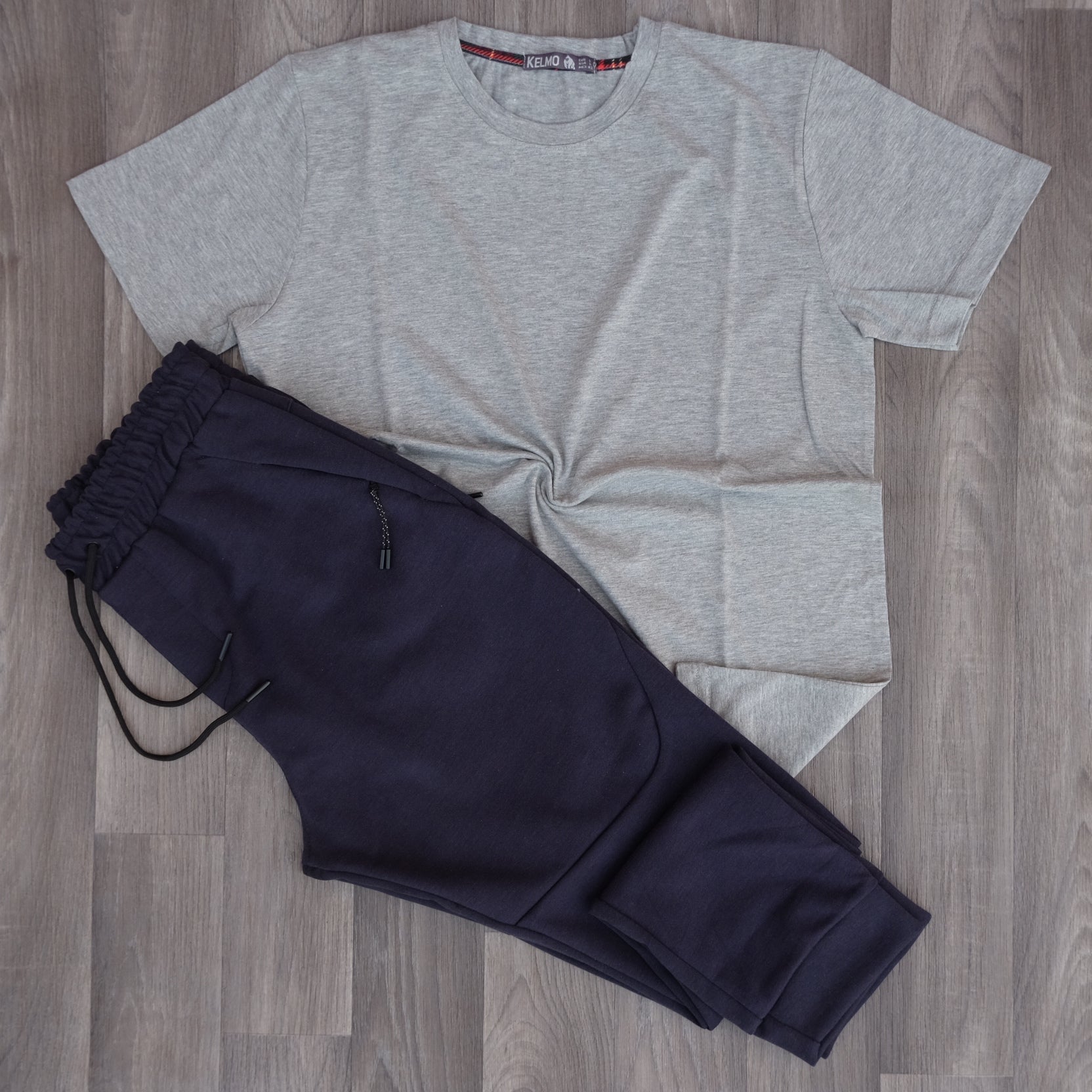 Ensemble T-shirt Gris Clair Chiné et Jogging Bleu Marine