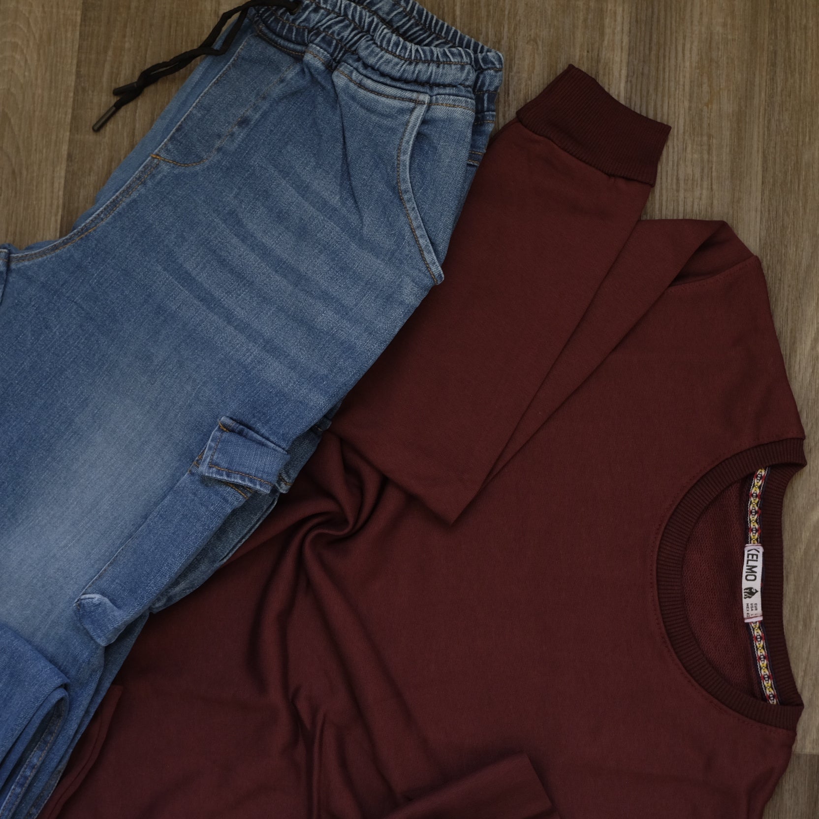 Ensemble Cargo Jeans Délavé Bleu + Sweat Grenat