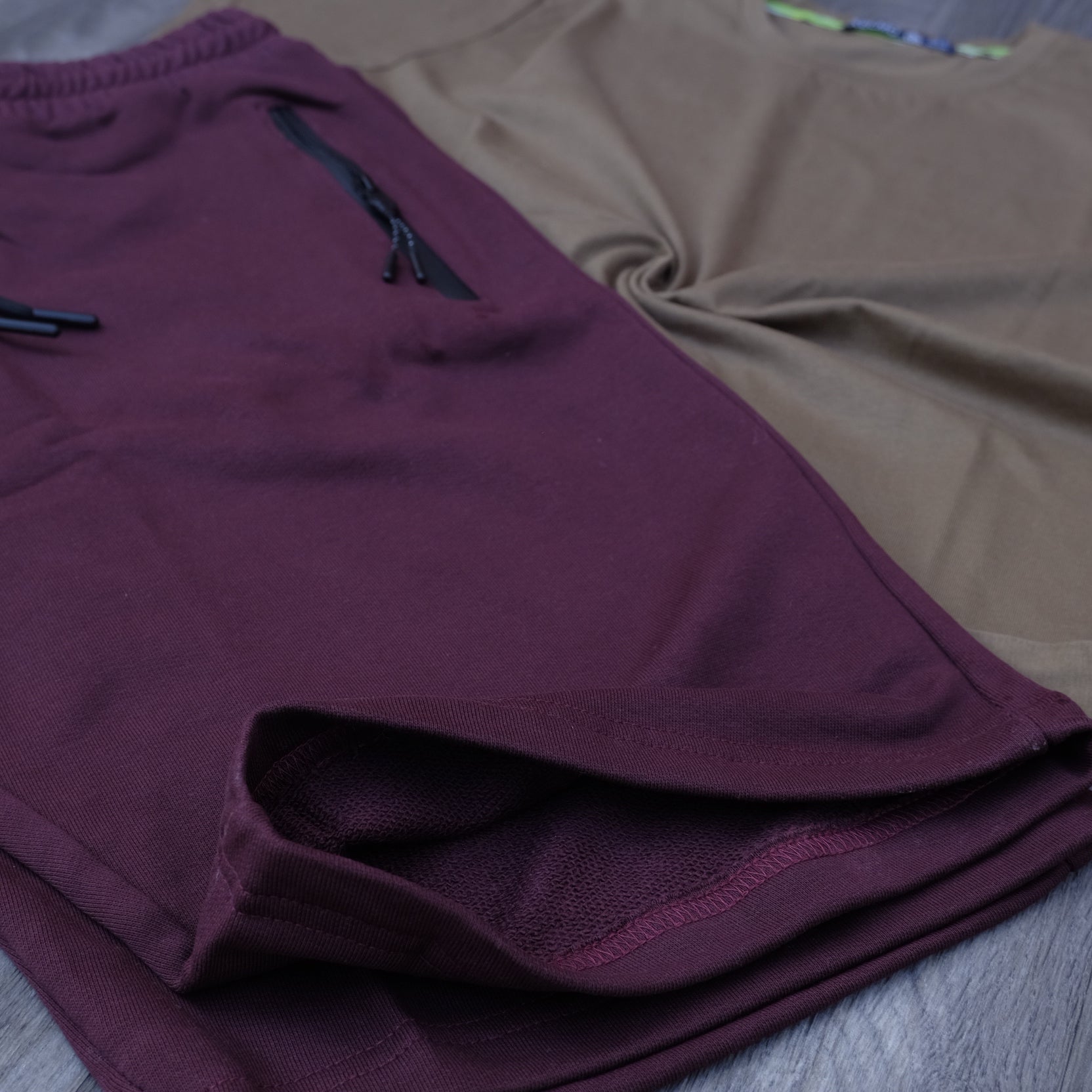 Ensemble T-Shirt Marron et Short Grenat