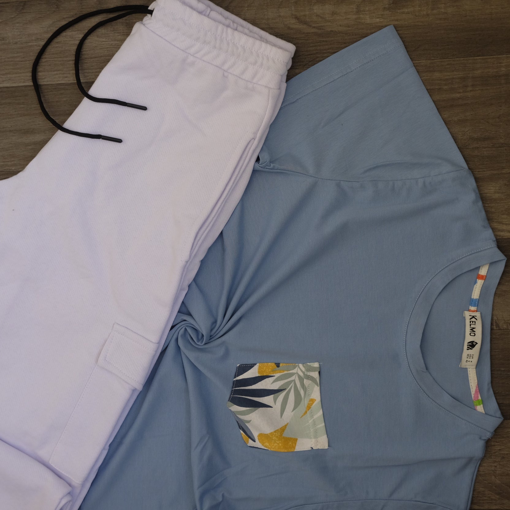 Ensemble T-shirt Bleu Ciel Hawaï et Jogging Cargo Blanc