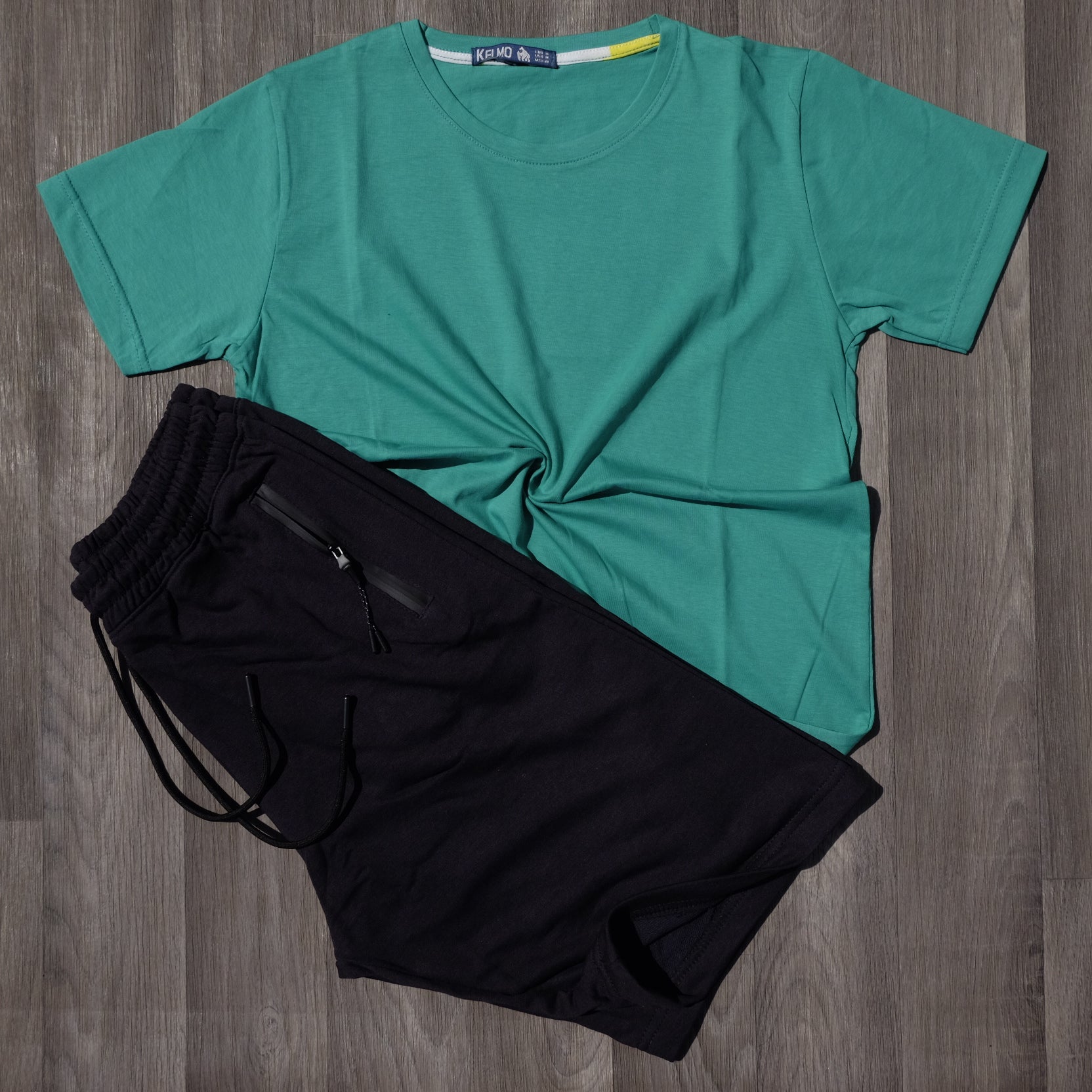Ensemble T-Shirt Vert et Short Noir