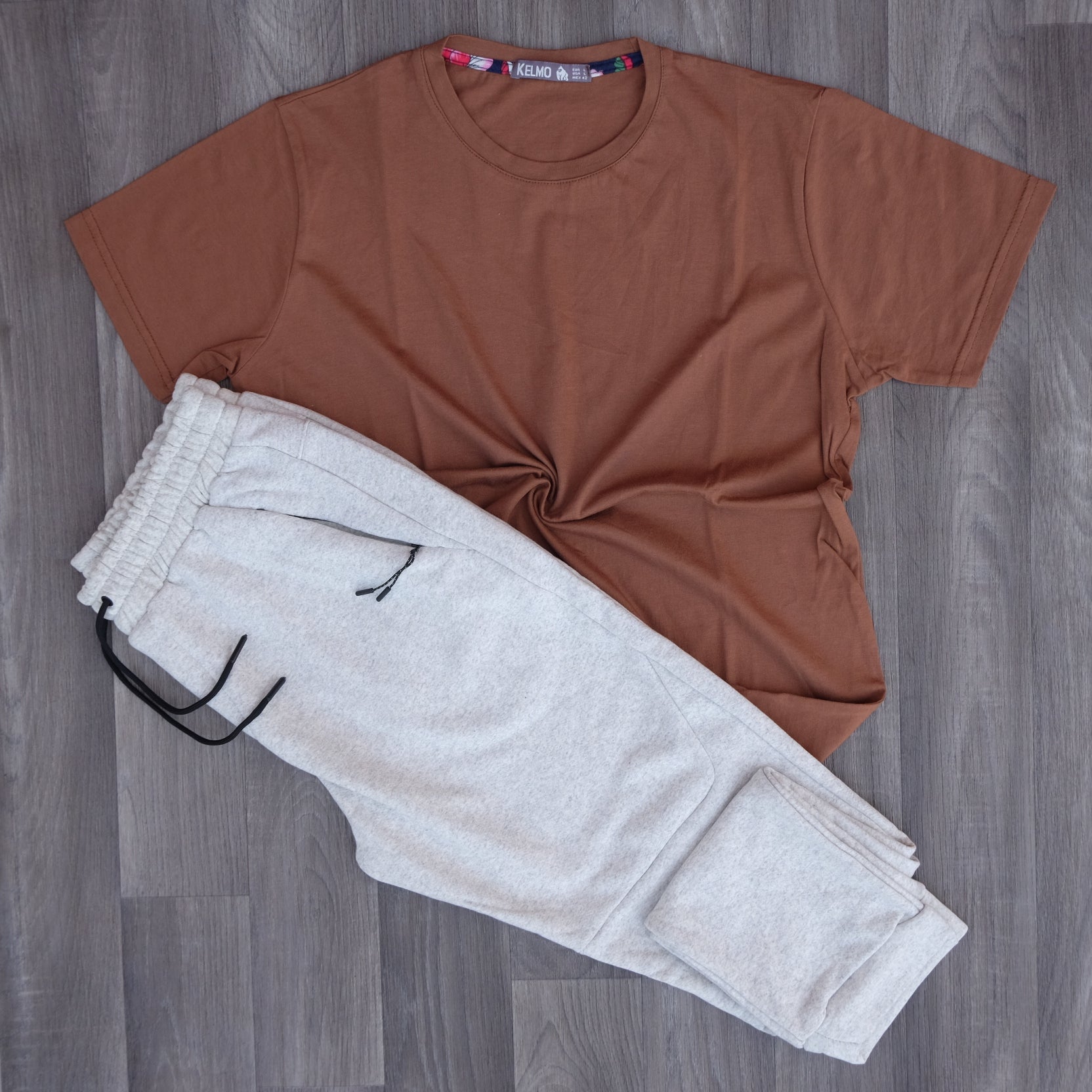 Ensemble T-shirt Marron Fonce et Jogging Gris Chiné Clair