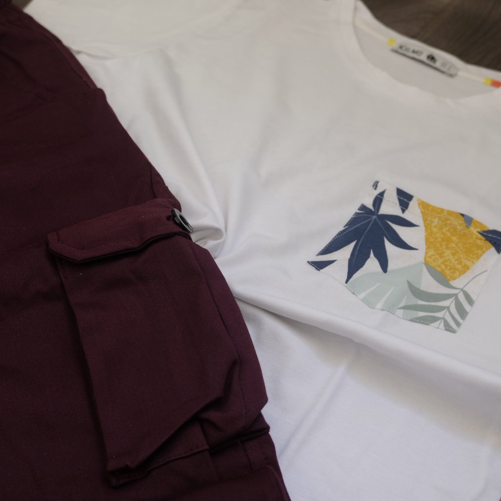 Ensemble T-shirt Blanc Hawaï et Cargo Grenat