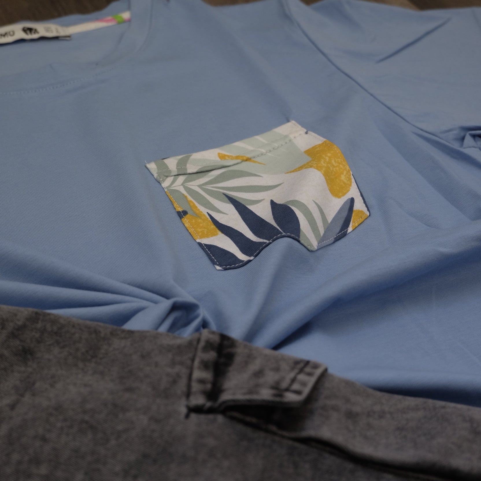 Ensemble T-shirt Bleu Ciel Hawaï et Jean Gris Délavé