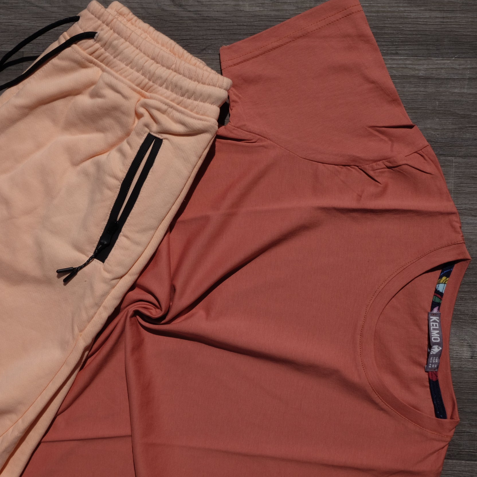 Ensemble T-Shirt Orange Froncé et Short Rose Foncé