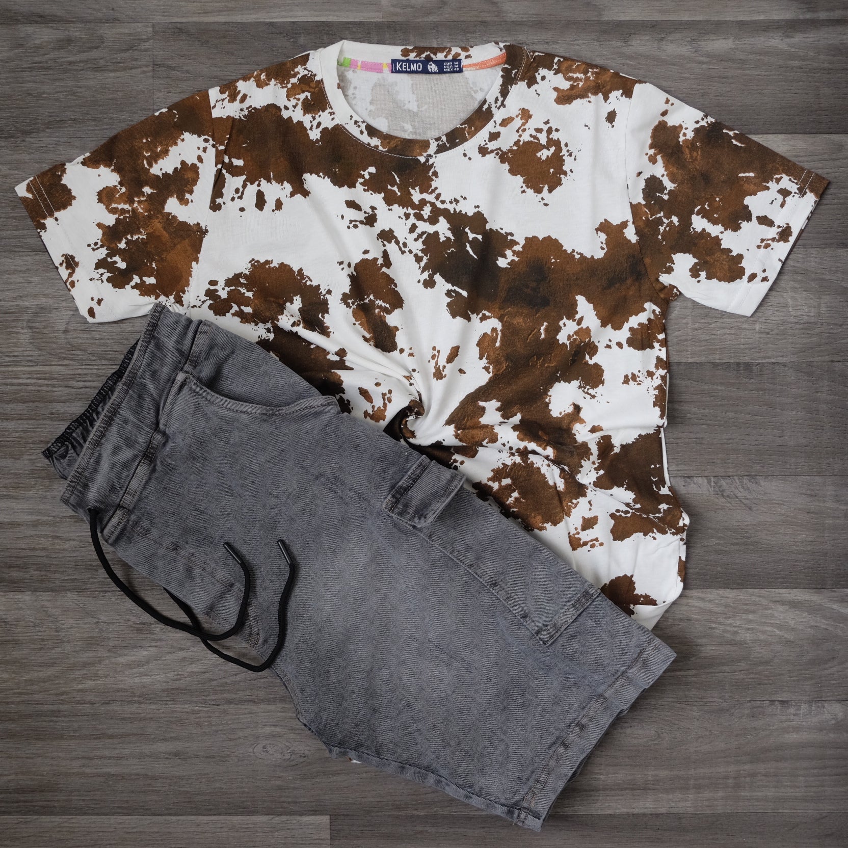 Ensemble T-shirt Imprimé Vache Blanc/Marron et Short Jean Cargo Gris Délavé
